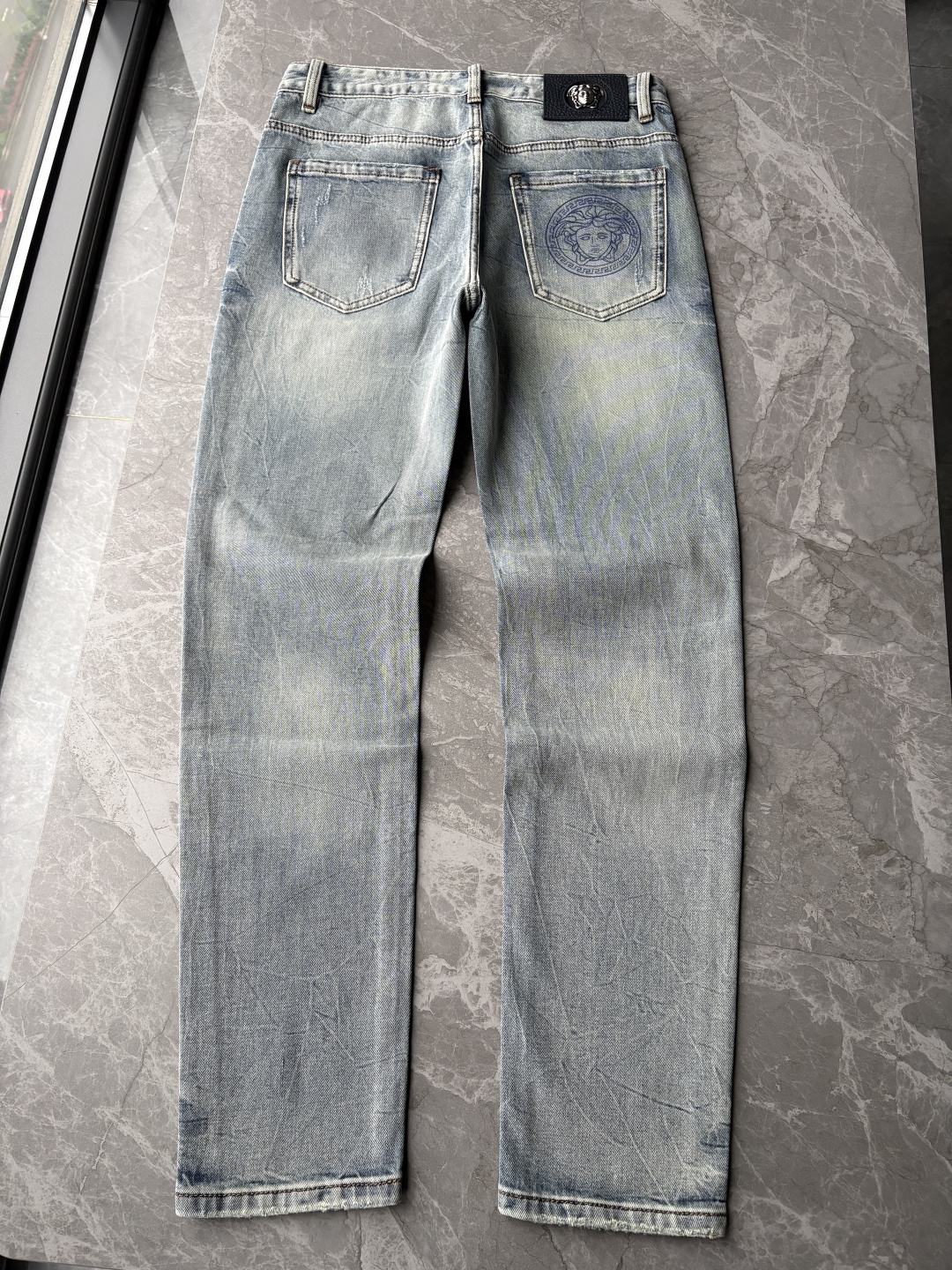 专柜🆕2026春夏设计推荐 热卖牛仔裤🆕柔软亲肤面料 奢华头层牛皮腰牌 经典蓝洗水 专柜限量款 奢华感订
