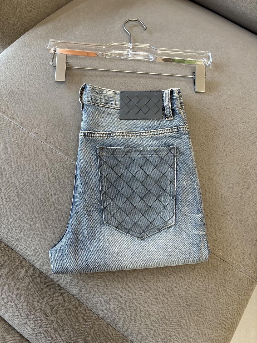 NO:839772,The counter's 2026 spring and summer design recommendations are hot-selling jeans with soft skin-friendly fabrics. Luxurious first-layer cowhide waist tags. Classic blue wash. Limited edition at the counter. Luxurious custom-made fabrics. Craftsmanship + wash. Foreign trade quality and detail processing. I absolutely love this color. I love it. The counter's autumn and winter hot sales. Pre-sale. Sold out. Hot single color. Versatile. Stretchy slim straight pants. Size. 29-38.  No 35; 37 yards,,jeans,cowhide,19860909专柜2026春夏设计推荐 热卖牛仔裤柔软亲肤面料 奢华头层牛皮腰牌 经典蓝洗水 专柜限量款 奢华感订制面料 工艺+洗水外贸品质感细节处理满满到位 这颜色绝对爱了爱了专柜秋冬热卖预售即售完款爆单款色系百搭大牛味 弹力修身小直筒裤型 尺码.29-38 无35；37码,,jeans,cowhide,,Men's clothing