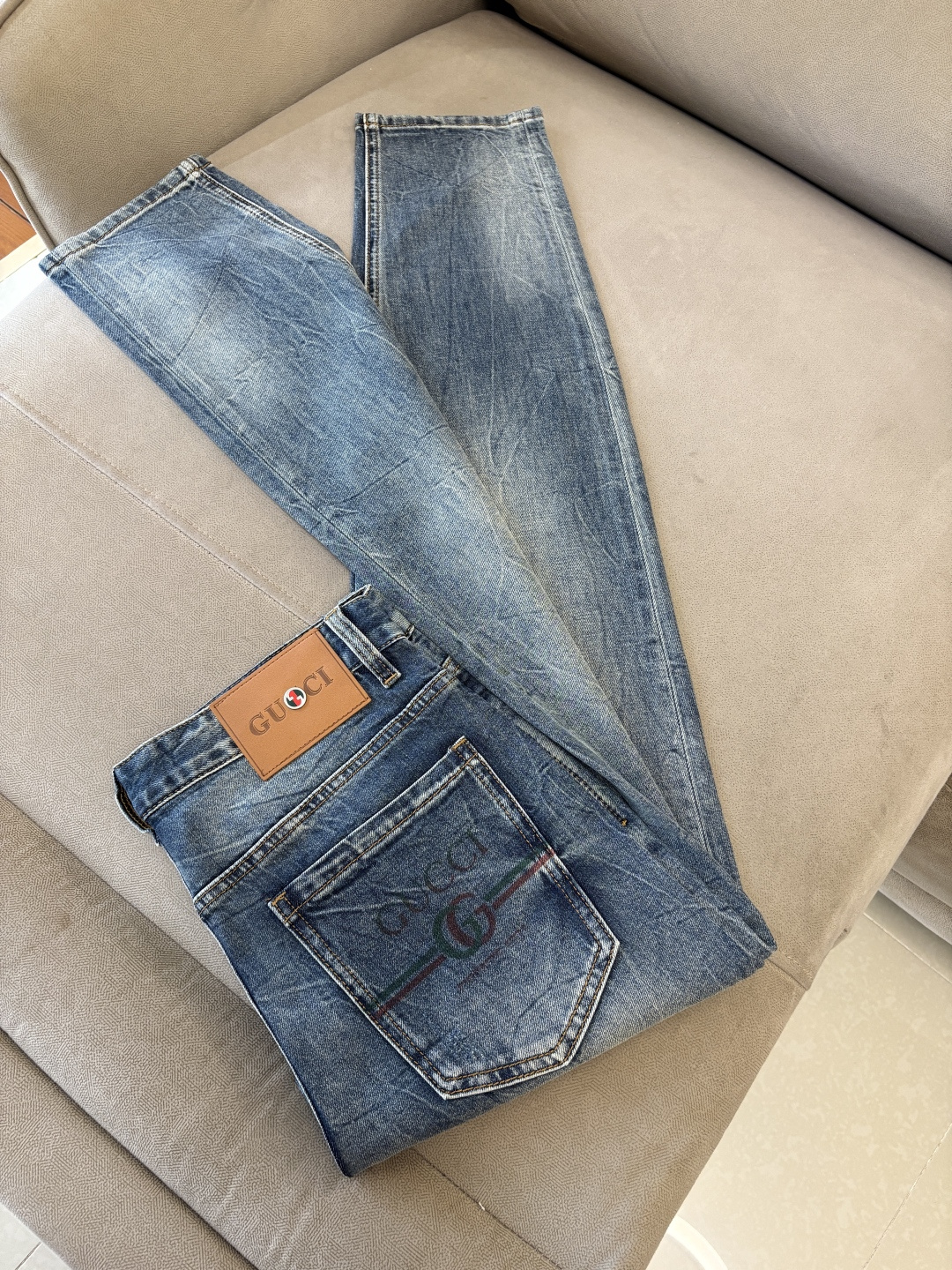 专柜🆕2026春夏设计推荐 热卖牛仔裤🆕柔软亲肤面料 奢华头层牛皮腰牌 经典蓝洗水 专柜限量款 奢华感订