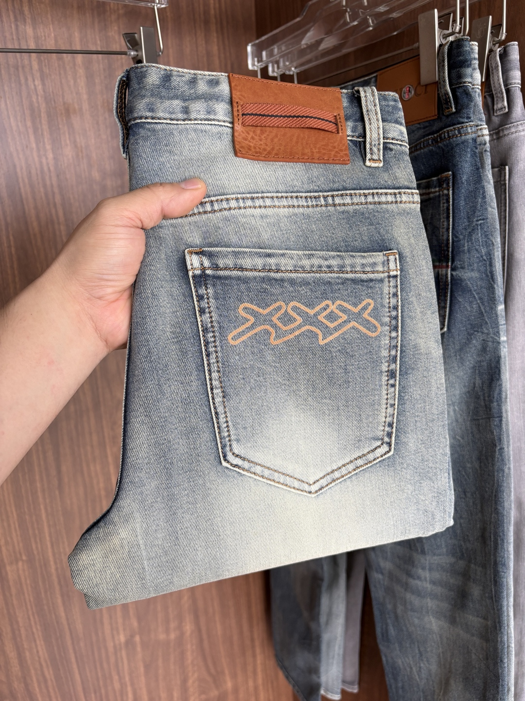 NO:839793,The counter's 2026 spring and summer design recommendations. Hot-selling jeans with soft skin-friendly fabrics. Luxurious first-layer cowhide waist tag. Classic blue wash. Limited edition at the counter. Luxurious custom-made fabrics. Craftsmanship + wash. Foreign trade quality and detail processing. This color is absolutely in love. I love it. The single color is versatile. Big cow flavor. Stretch slim small straight pants size. 29-38. No 35; 37 yards, jeans, cowhide,19860909专柜2026春夏设计推荐 热卖牛仔裤柔软亲肤面料 奢华头层牛皮腰牌 经典蓝洗水 专柜限量款 奢华感订制面料 工艺+洗水外贸品质感细节处理满满到位 这颜色绝对爱了爱了爆单款色系百搭大牛味 弹力修身小直筒裤型 尺码.29-38 无35；37码,,jeans,cowhide,,Men's clothing