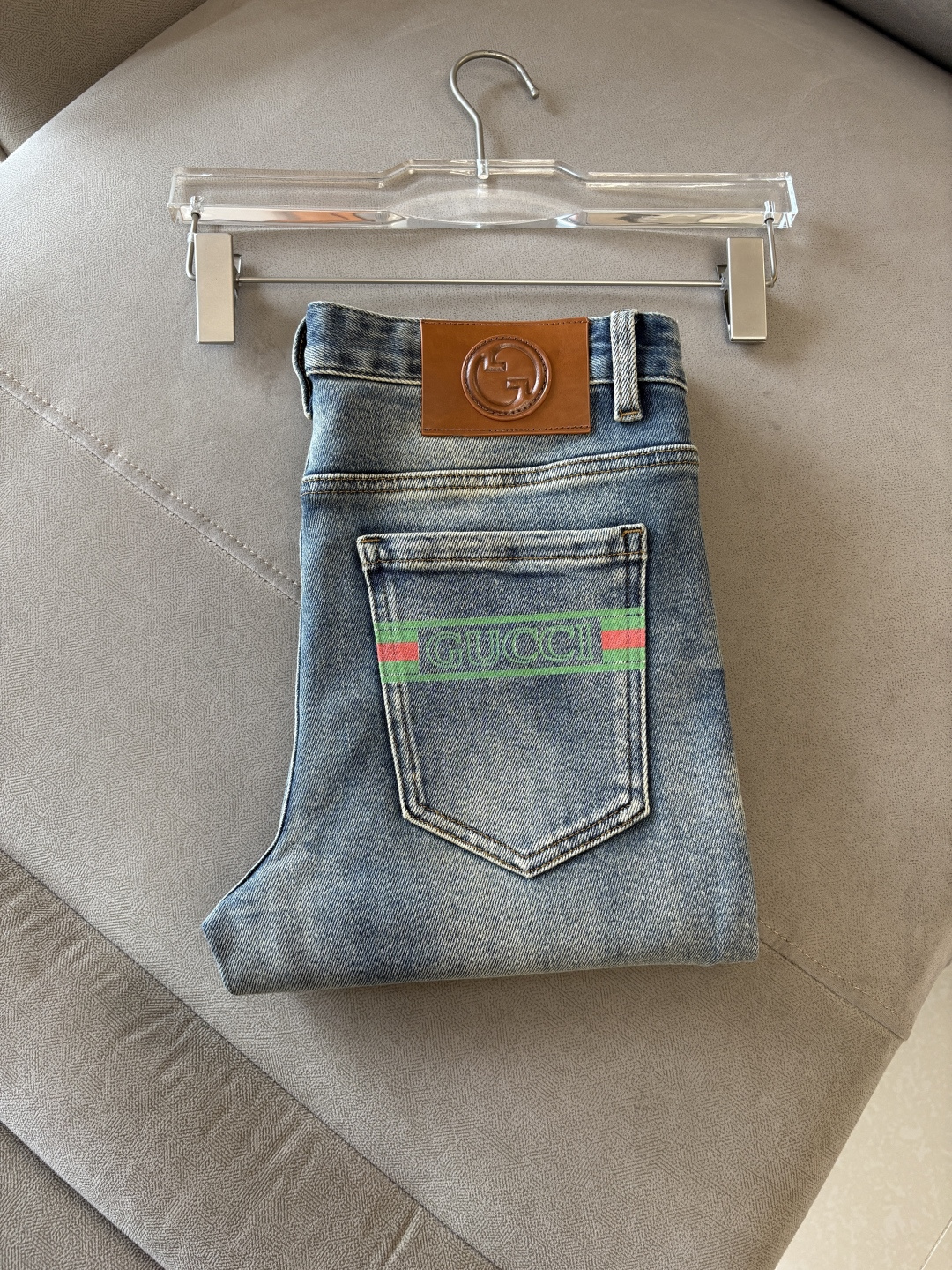 NO:839776,The counter's 2026 spring and summer design recommendations. Hot-selling jeans with soft skin-friendly fabrics. Luxurious first-layer cowhide waist tag. Classic blue wash. Limited edition at the counter. Luxurious custom-made fabrics. Craftsmanship + wash. Foreign trade quality and detail processing. This color is absolutely in love. I love it. The single color is versatile. Big cow flavor. Stretch slim small straight pants size. 29-38. No 35; 37 yards, jeans, cowhide,19860909专柜2026春夏设计推荐 热卖牛仔裤柔软亲肤面料 奢华头层牛皮腰牌 经典蓝洗水 专柜限量款 奢华感订制面料 工艺+洗水外贸品质感细节处理满满到位 这颜色绝对爱了爱了爆单款色系百搭大牛味 弹力修身小直筒裤型 尺码.29-38 无35；37码,,jeans,cowhide,,Men's clothing