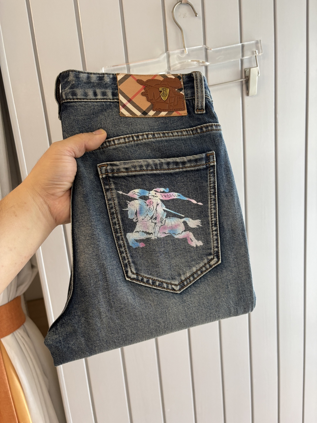 专柜🆕2026春夏设计推荐 热卖牛仔裤🆕柔软亲肤面料 奢华头层牛皮腰牌 经典蓝洗水 专柜限量款 奢华感订