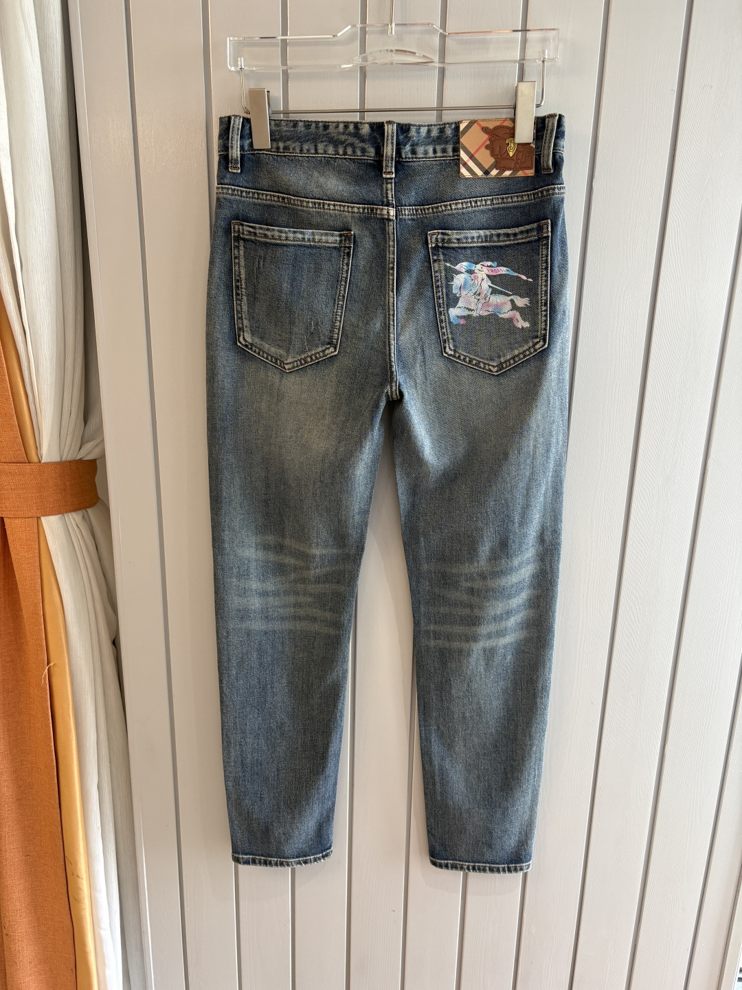 专柜🆕2026春夏设计推荐 热卖牛仔裤🆕柔软亲肤面料 奢华头层牛皮腰牌 经典蓝洗水 专柜限量款 奢华感订