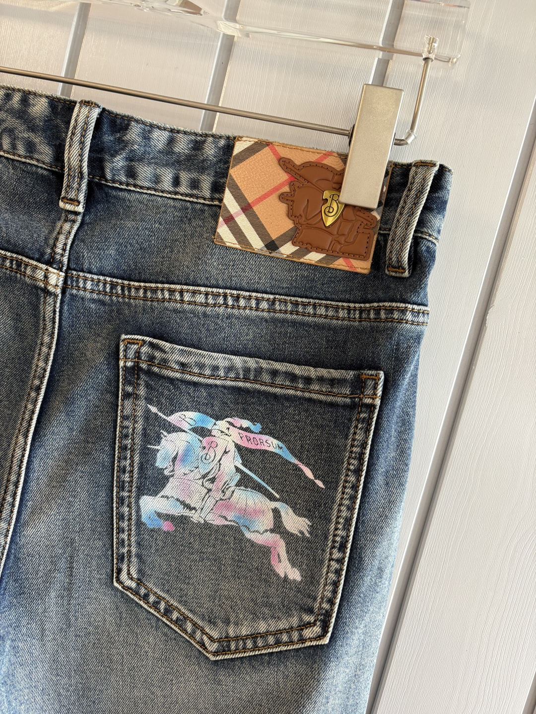 专柜🆕2026春夏设计推荐 热卖牛仔裤🆕柔软亲肤面料 奢华头层牛皮腰牌 经典蓝洗水 专柜限量款 奢华感订