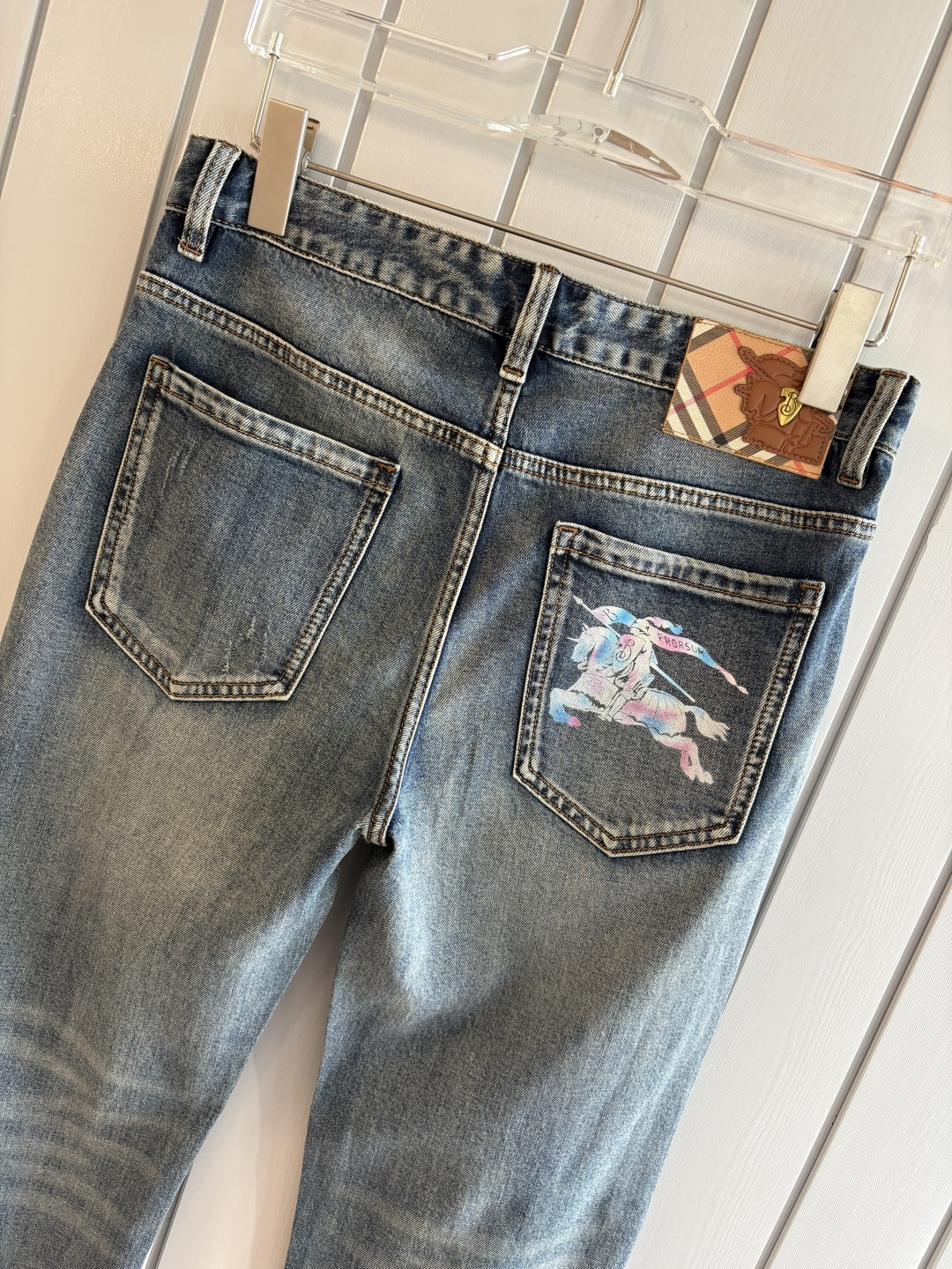 专柜🆕2026春夏设计推荐 热卖牛仔裤🆕柔软亲肤面料 奢华头层牛皮腰牌 经典蓝洗水 专柜限量款 奢华感订