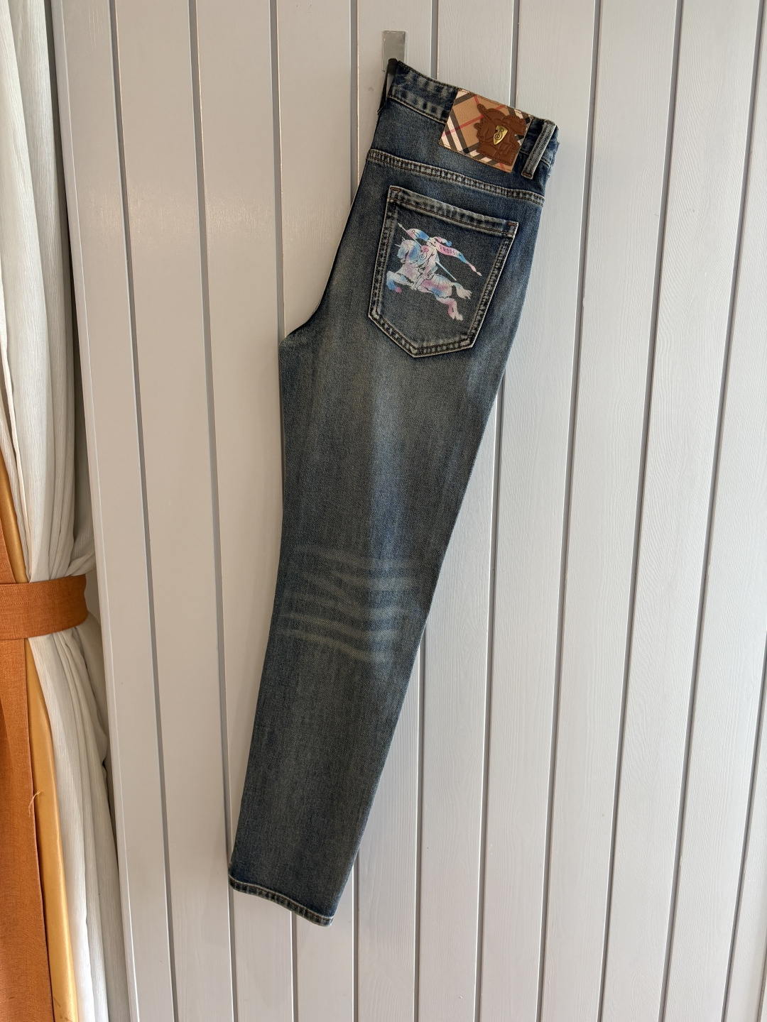 专柜🆕2026春夏设计推荐 热卖牛仔裤🆕柔软亲肤面料 奢华头层牛皮腰牌 经典蓝洗水 专柜限量款 奢华感订