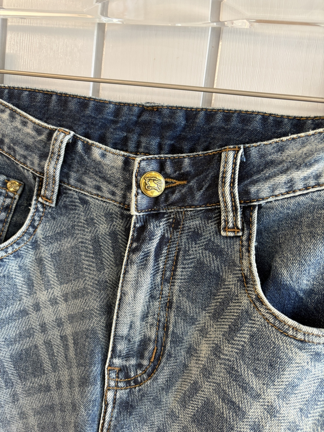 专柜🆕2026春夏设计推荐 热卖牛仔裤🆕柔软亲肤面料 奢华头层牛皮腰牌 经典蓝洗水 专柜限量款 奢华感订