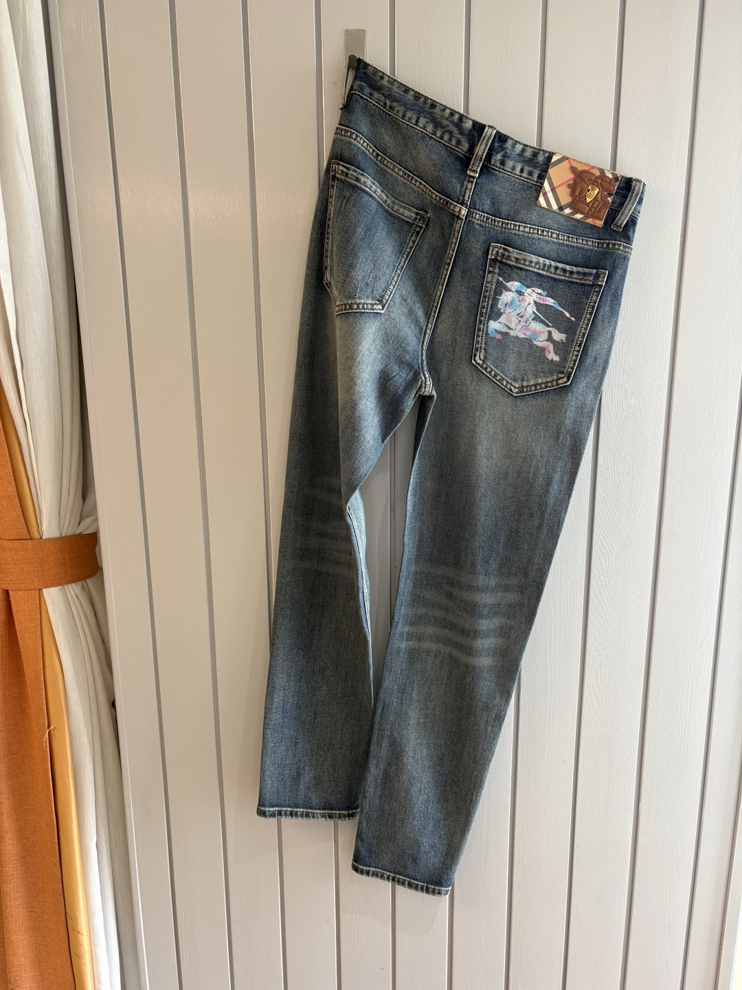 专柜🆕2026春夏设计推荐 热卖牛仔裤🆕柔软亲肤面料 奢华头层牛皮腰牌 经典蓝洗水 专柜限量款 奢华感订