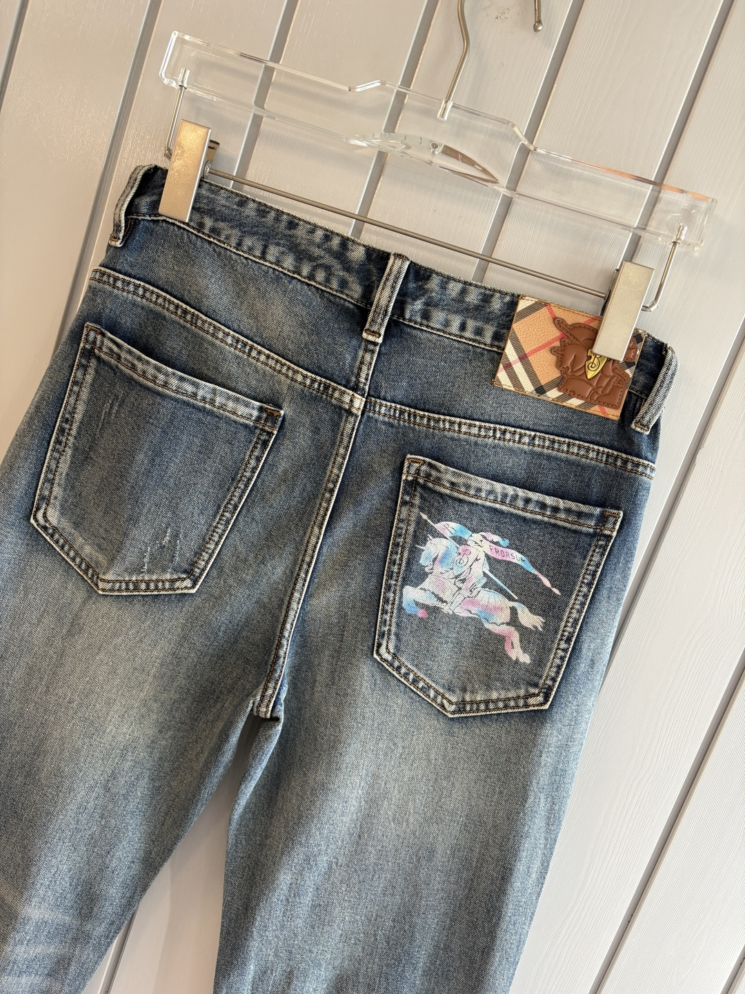 专柜🆕2026春夏设计推荐 热卖牛仔裤🆕柔软亲肤面料 奢华头层牛皮腰牌 经典蓝洗水 专柜限量款 奢华感订