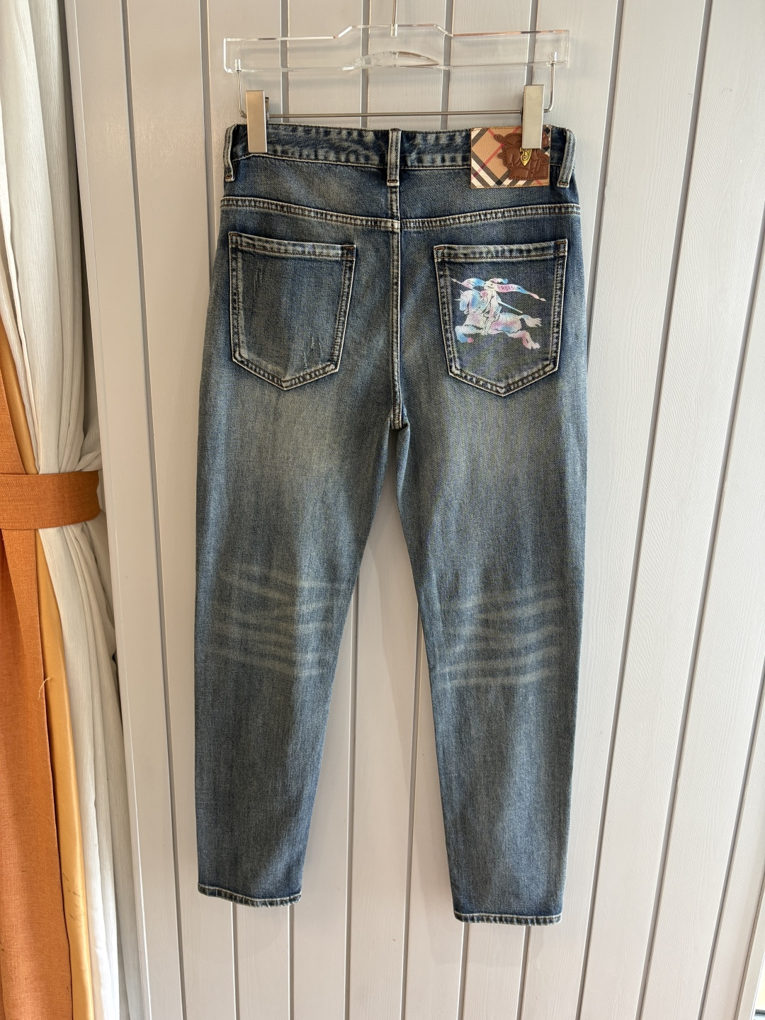 专柜🆕2026春夏设计推荐 热卖牛仔裤🆕柔软亲肤面料 奢华头层牛皮腰牌 经典蓝洗水 专柜限量款 奢华感订