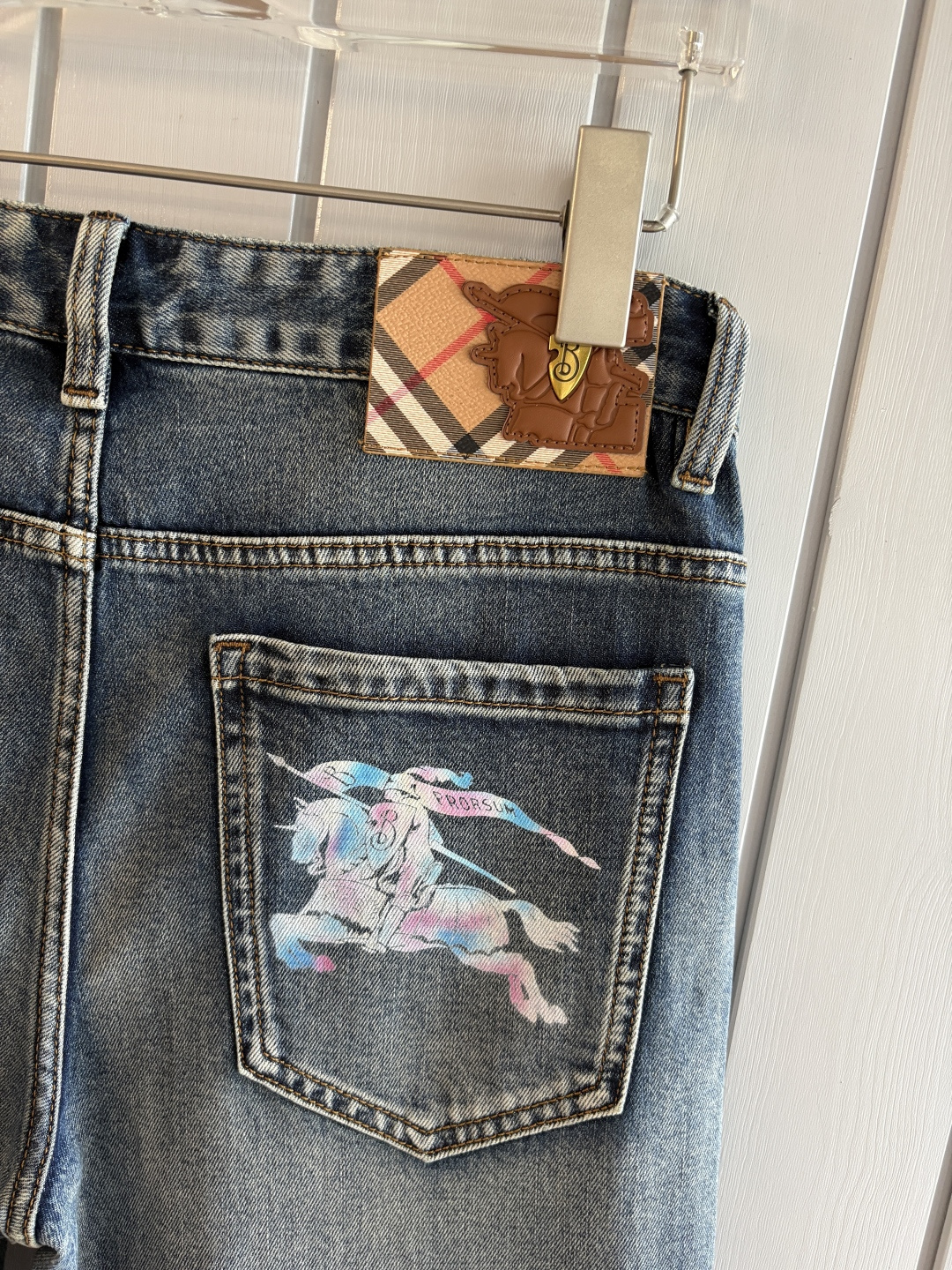 专柜🆕2026春夏设计推荐 热卖牛仔裤🆕柔软亲肤面料 奢华头层牛皮腰牌 经典蓝洗水 专柜限量款 奢华感订