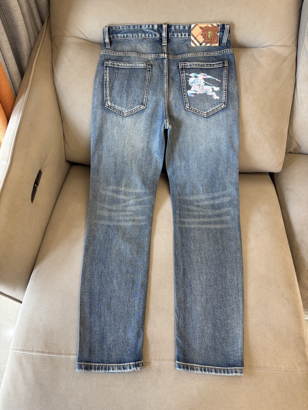 专柜🆕2026春夏设计推荐 热卖牛仔裤🆕柔软亲肤面料 奢华头层牛皮腰牌 经典蓝洗水 专柜限量款 奢华感订