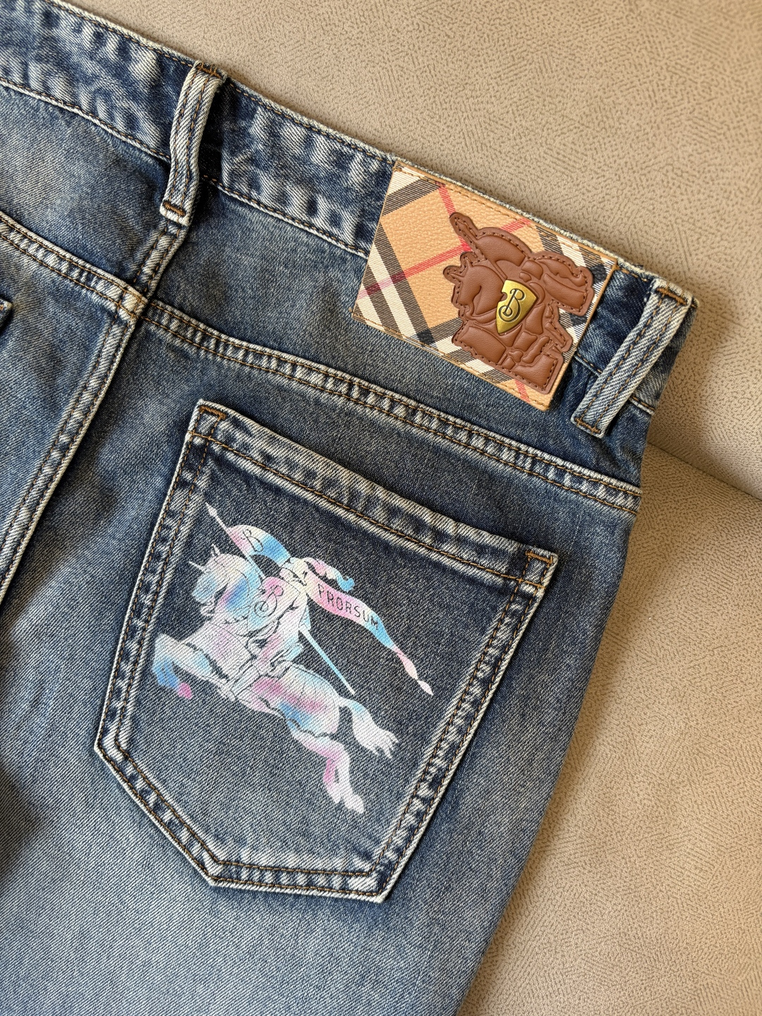 专柜🆕2026春夏设计推荐 热卖牛仔裤🆕柔软亲肤面料 奢华头层牛皮腰牌 经典蓝洗水 专柜限量款 奢华感订