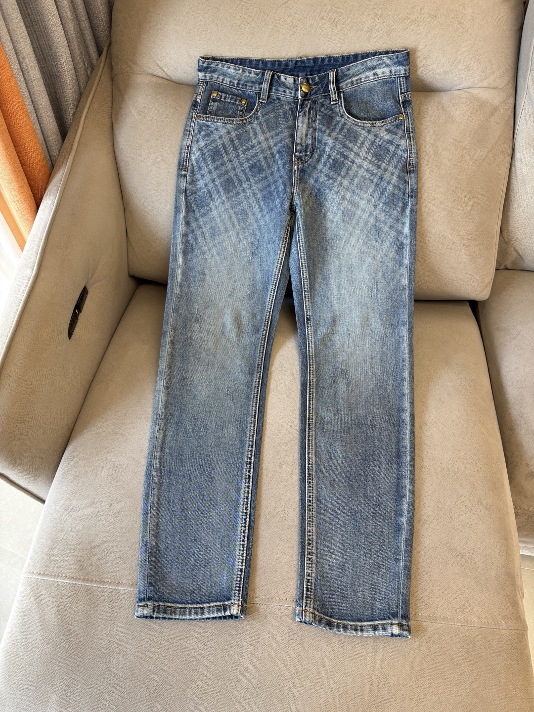 专柜🆕2026春夏设计推荐 热卖牛仔裤🆕柔软亲肤面料 奢华头层牛皮腰牌 经典蓝洗水 专柜限量款 奢华感订