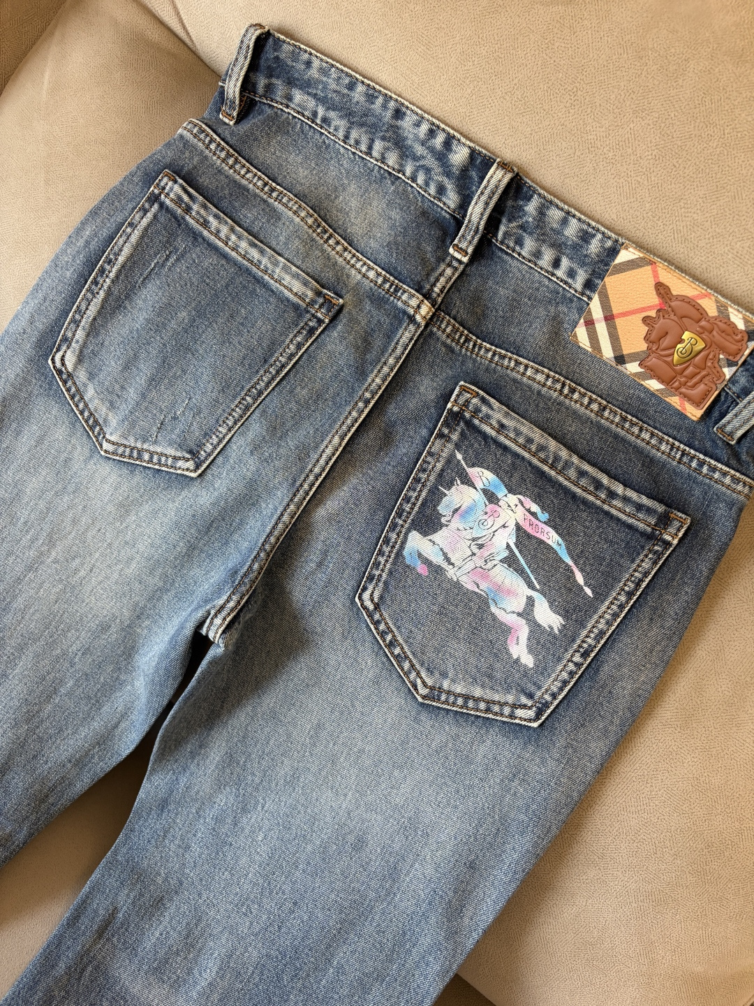 专柜🆕2026春夏设计推荐 热卖牛仔裤🆕柔软亲肤面料 奢华头层牛皮腰牌 经典蓝洗水 专柜限量款 奢华感订