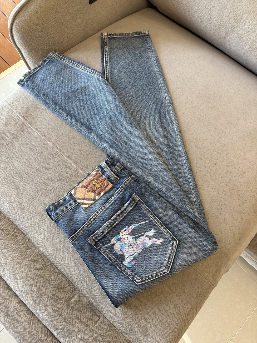 专柜🆕2026春夏设计推荐 热卖牛仔裤🆕柔软亲肤面料 奢华头层牛皮腰牌 经典蓝洗水 专柜限量款 奢华感订