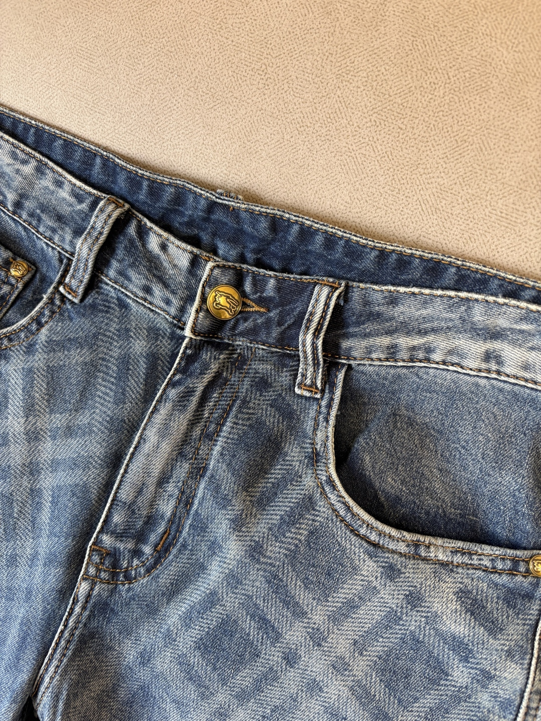 专柜🆕2026春夏设计推荐 热卖牛仔裤🆕柔软亲肤面料 奢华头层牛皮腰牌 经典蓝洗水 专柜限量款 奢华感订