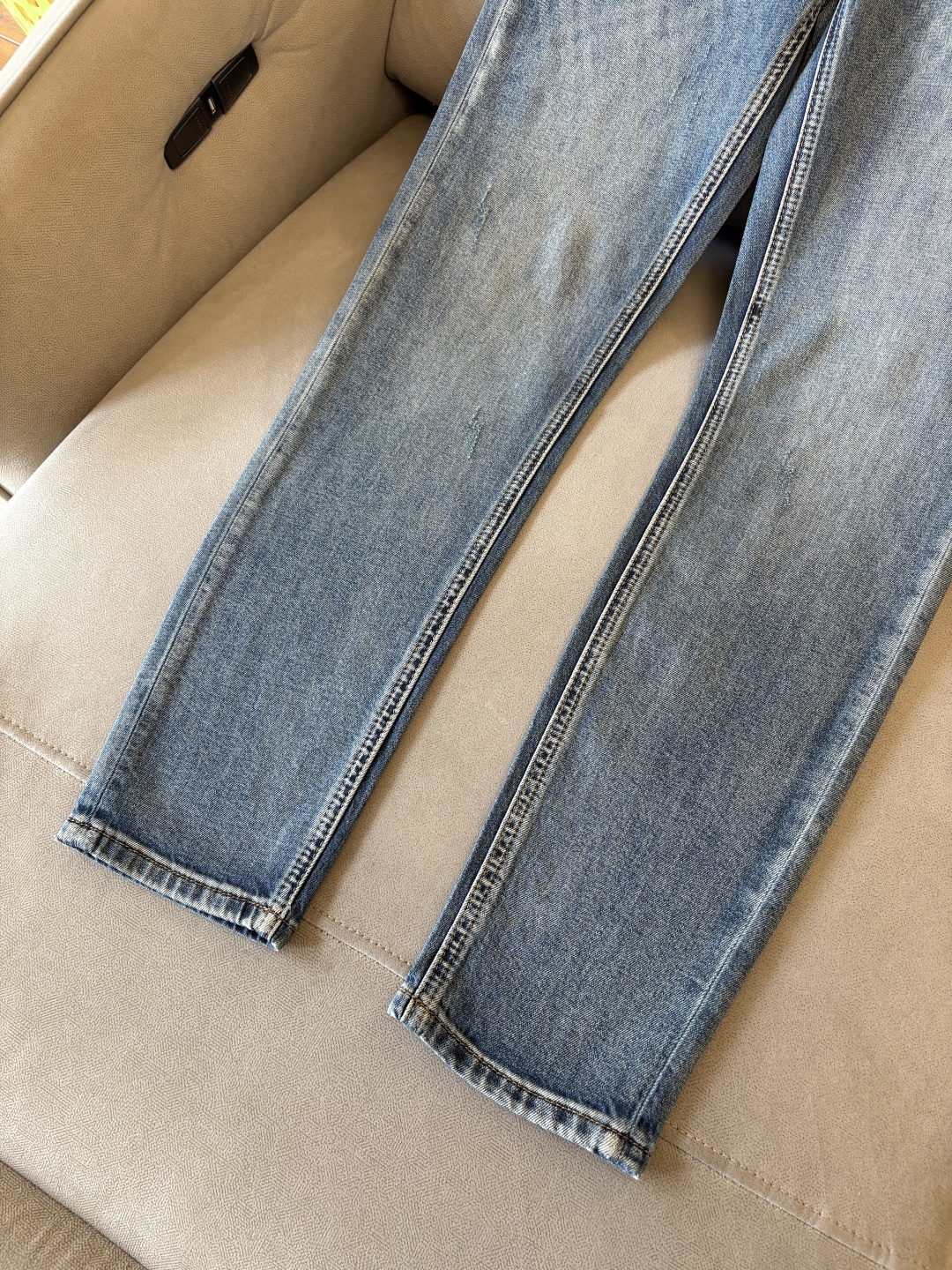 专柜🆕2026春夏设计推荐 热卖牛仔裤🆕柔软亲肤面料 奢华头层牛皮腰牌 经典蓝洗水 专柜限量款 奢华感订