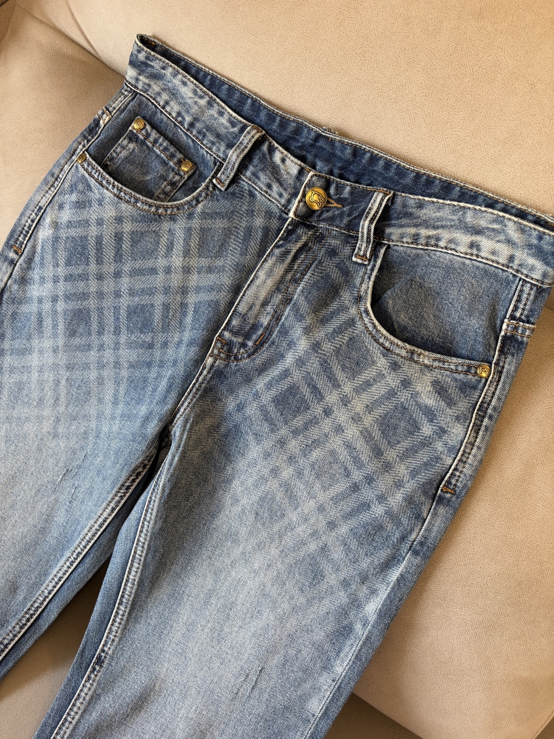 专柜🆕2026春夏设计推荐 热卖牛仔裤🆕柔软亲肤面料 奢华头层牛皮腰牌 经典蓝洗水 专柜限量款 奢华感订