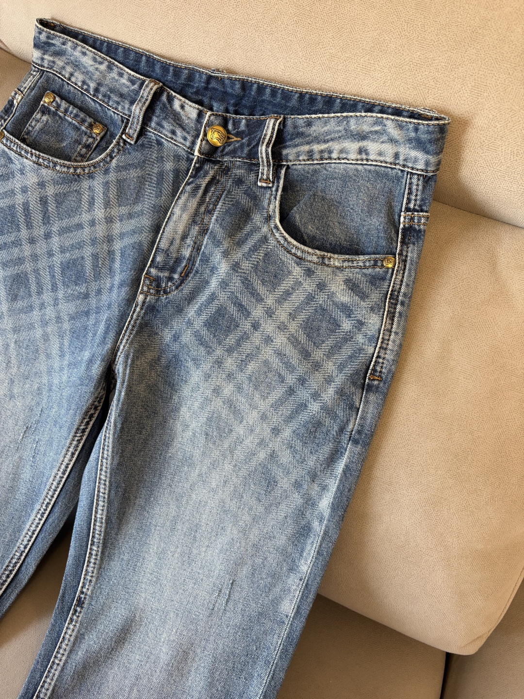 专柜🆕2026春夏设计推荐 热卖牛仔裤🆕柔软亲肤面料 奢华头层牛皮腰牌 经典蓝洗水 专柜限量款 奢华感订