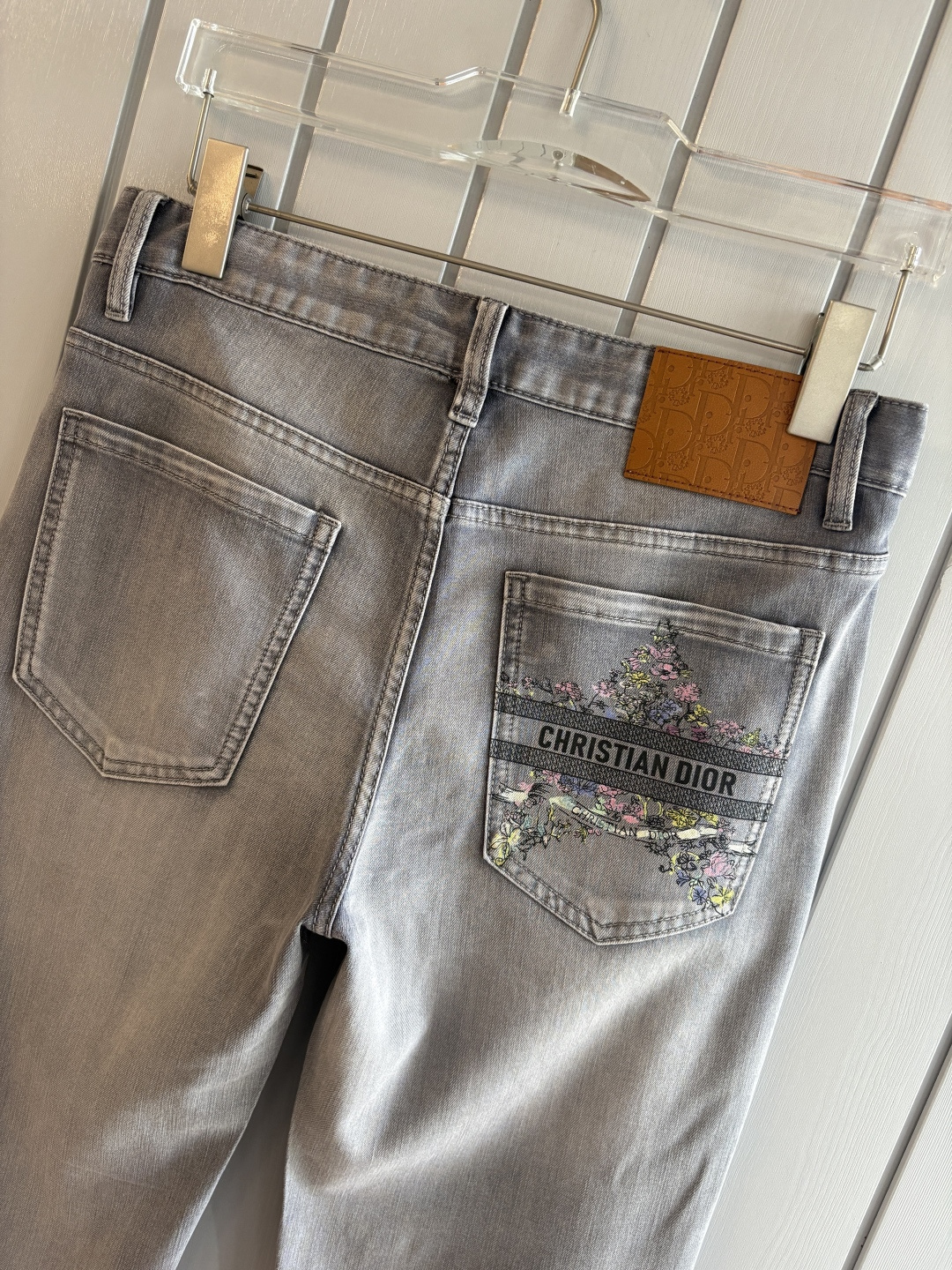 专柜🆕2026春夏设计推荐 热卖牛仔裤🆕柔软亲肤面料 奢华头层牛皮腰牌 经典蓝洗水 专柜限量款 奢华感订