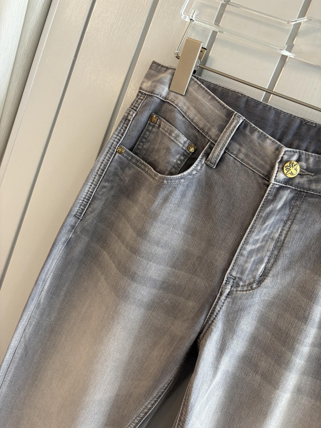 专柜🆕2026春夏设计推荐 热卖牛仔裤🆕柔软亲肤面料 奢华头层牛皮腰牌 经典蓝洗水 专柜限量款 奢华感订