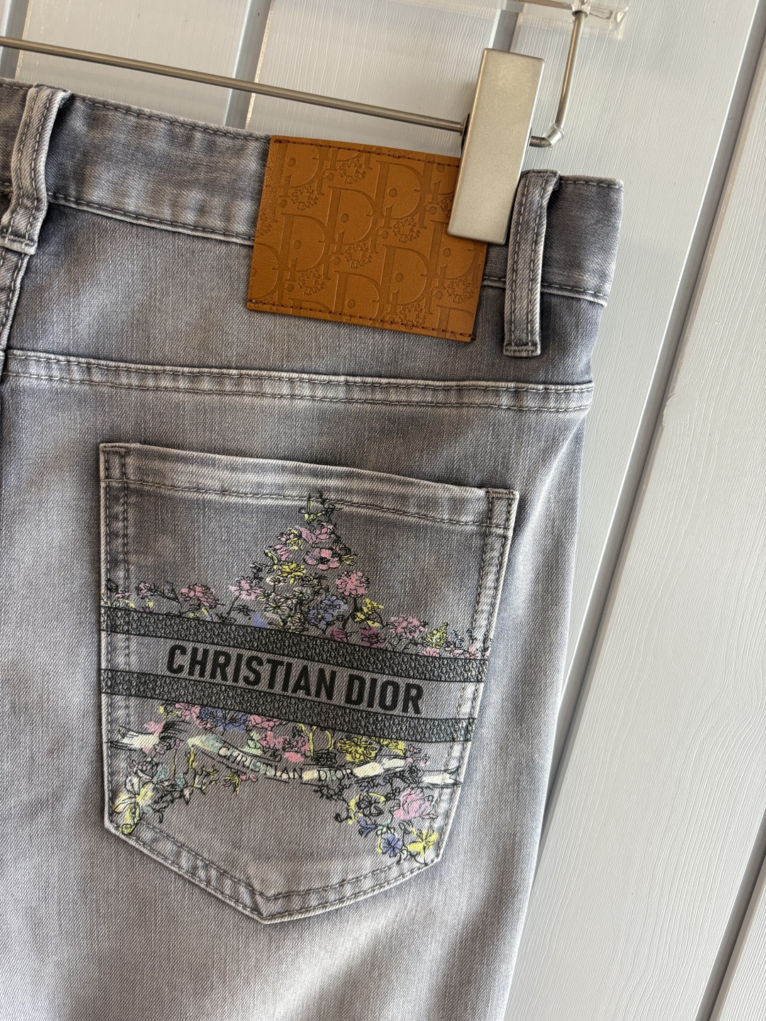 专柜🆕2026春夏设计推荐 热卖牛仔裤🆕柔软亲肤面料 奢华头层牛皮腰牌 经典蓝洗水 专柜限量款 奢华感订