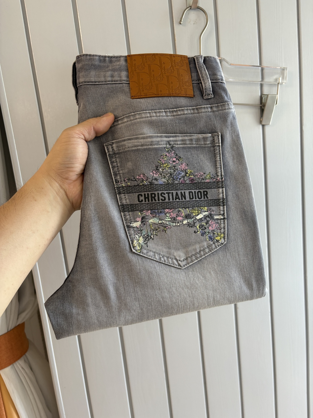 专柜🆕2026春夏设计推荐 热卖牛仔裤🆕柔软亲肤面料 奢华头层牛皮腰牌 经典蓝洗水 专柜限量款 奢华感订