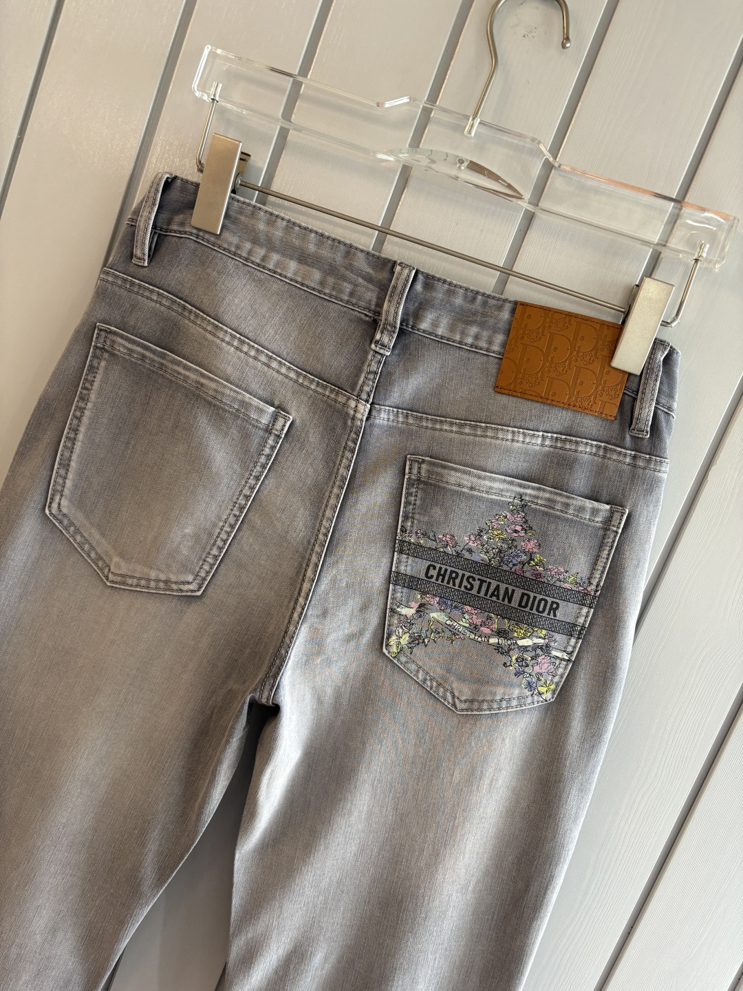 专柜🆕2026春夏设计推荐 热卖牛仔裤🆕柔软亲肤面料 奢华头层牛皮腰牌 经典蓝洗水 专柜限量款 奢华感订