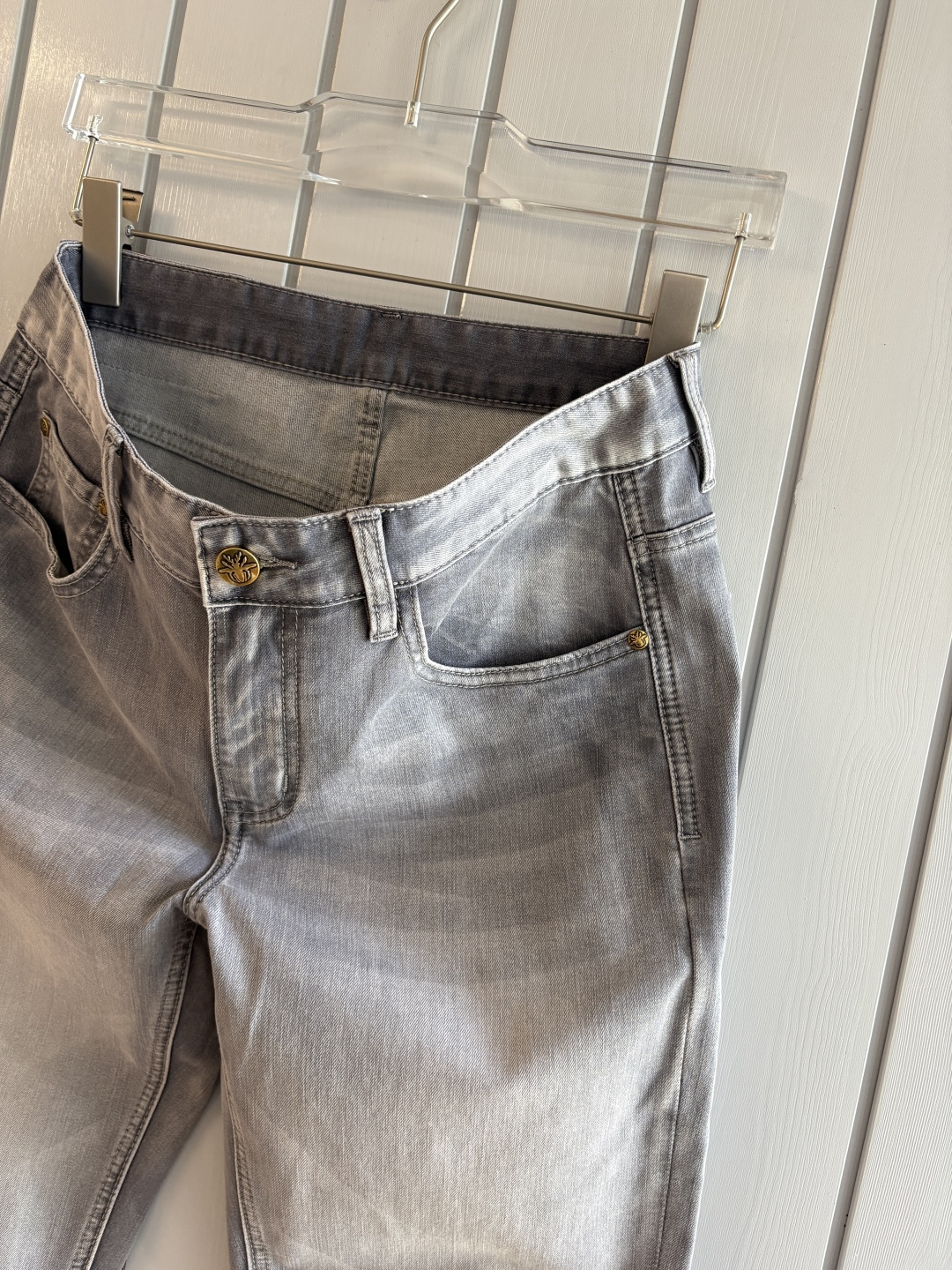 专柜🆕2026春夏设计推荐 热卖牛仔裤🆕柔软亲肤面料 奢华头层牛皮腰牌 经典蓝洗水 专柜限量款 奢华感订