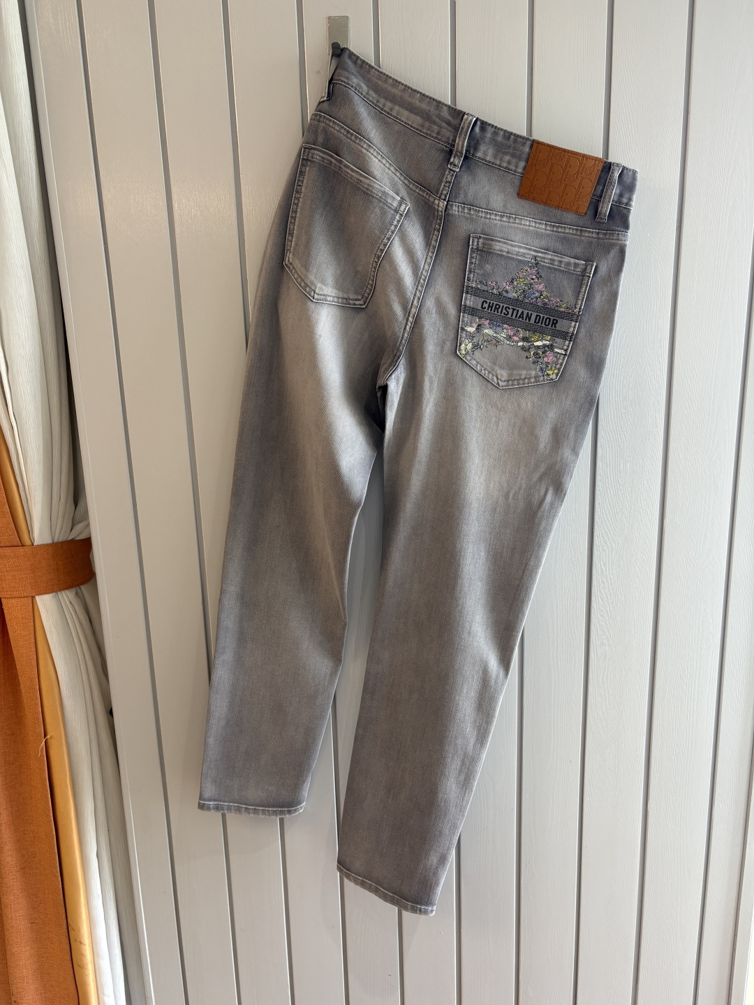 专柜🆕2026春夏设计推荐 热卖牛仔裤🆕柔软亲肤面料 奢华头层牛皮腰牌 经典蓝洗水 专柜限量款 奢华感订