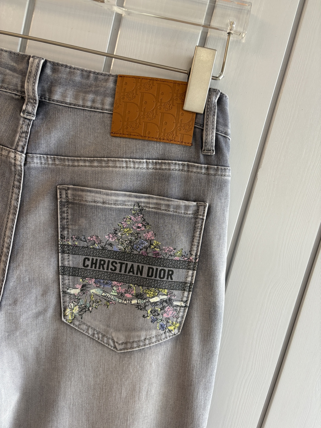 专柜🆕2026春夏设计推荐 热卖牛仔裤🆕柔软亲肤面料 奢华头层牛皮腰牌 经典蓝洗水 专柜限量款 奢华感订