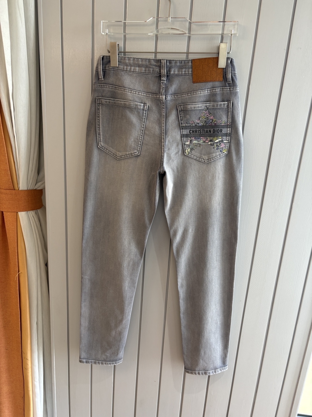 专柜🆕2026春夏设计推荐 热卖牛仔裤🆕柔软亲肤面料 奢华头层牛皮腰牌 经典蓝洗水 专柜限量款 奢华感订