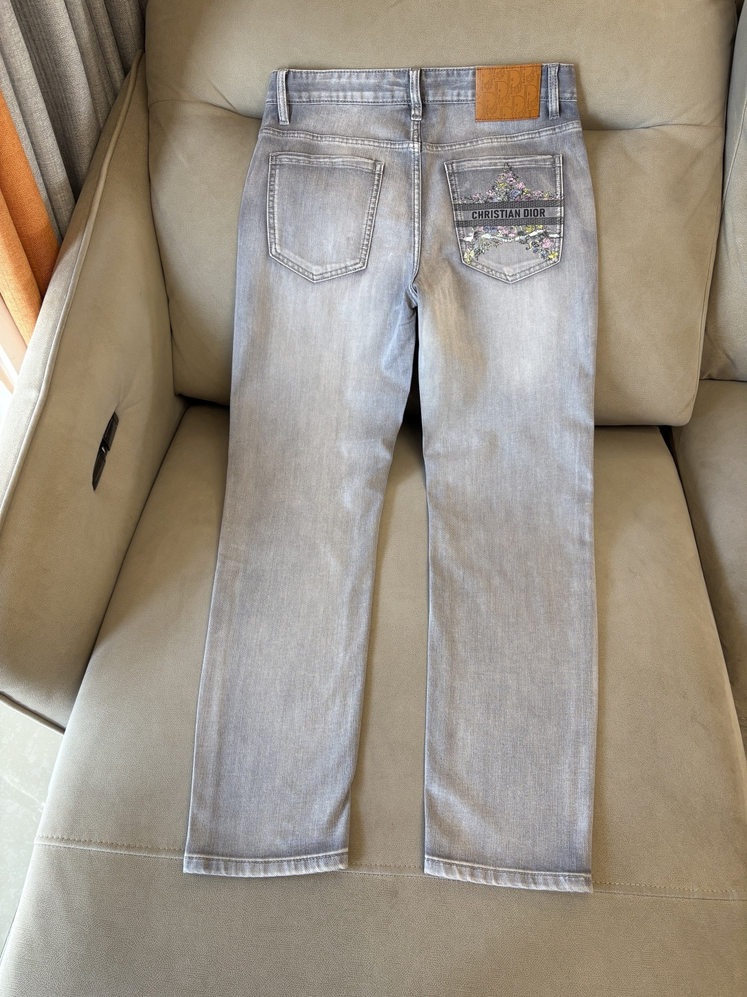 专柜🆕2026春夏设计推荐 热卖牛仔裤🆕柔软亲肤面料 奢华头层牛皮腰牌 经典蓝洗水 专柜限量款 奢华感订