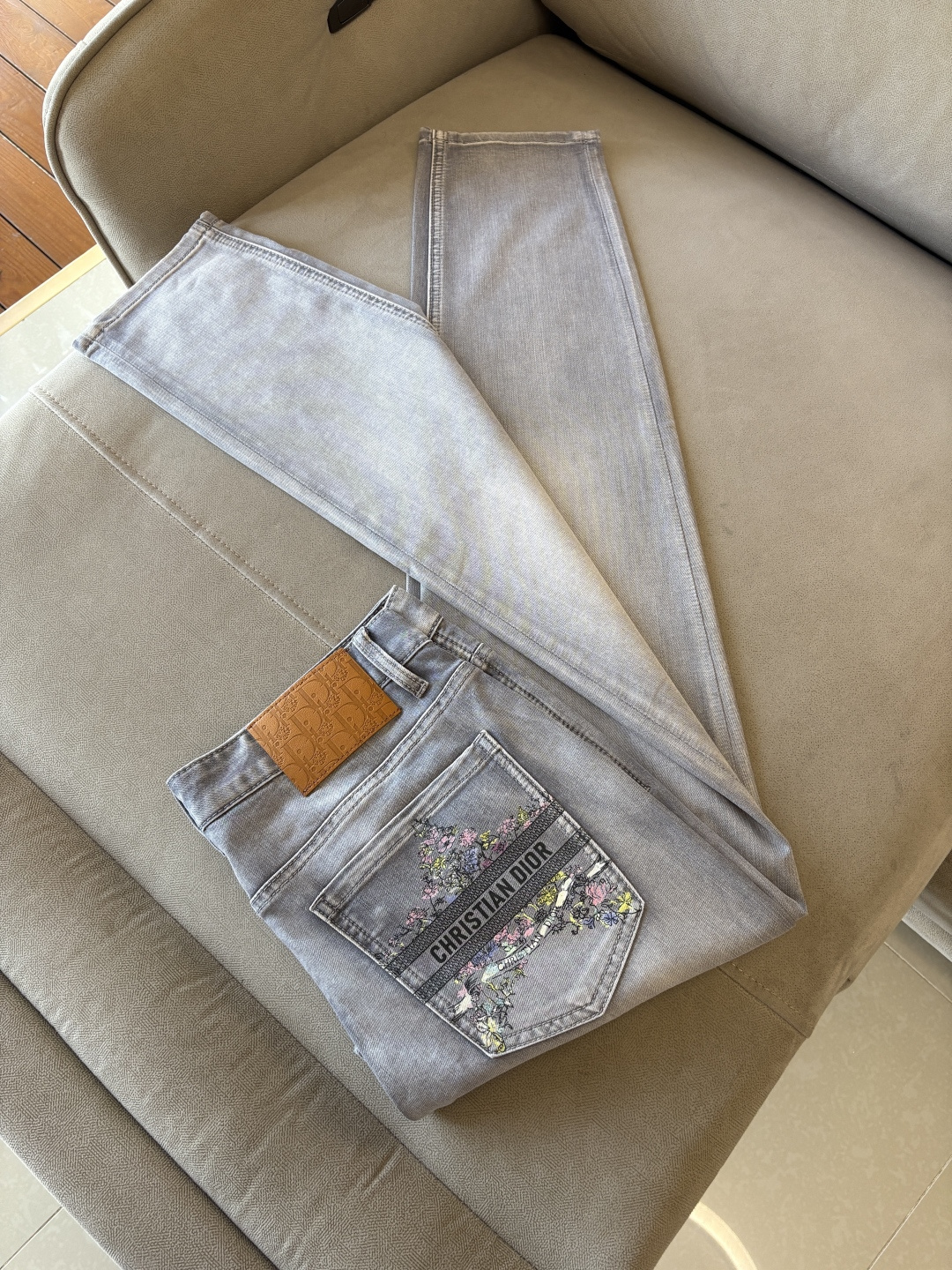 专柜🆕2026春夏设计推荐 热卖牛仔裤🆕柔软亲肤面料 奢华头层牛皮腰牌 经典蓝洗水 专柜限量款 奢华感订