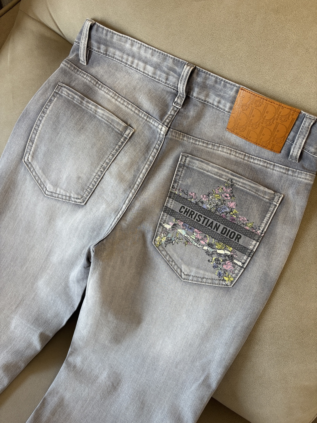 专柜🆕2026春夏设计推荐 热卖牛仔裤🆕柔软亲肤面料 奢华头层牛皮腰牌 经典蓝洗水 专柜限量款 奢华感订