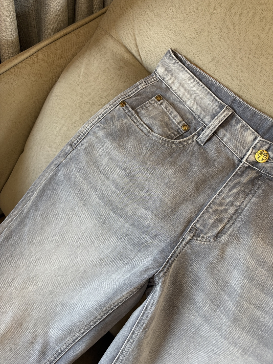 专柜🆕2026春夏设计推荐 热卖牛仔裤🆕柔软亲肤面料 奢华头层牛皮腰牌 经典蓝洗水 专柜限量款 奢华感订