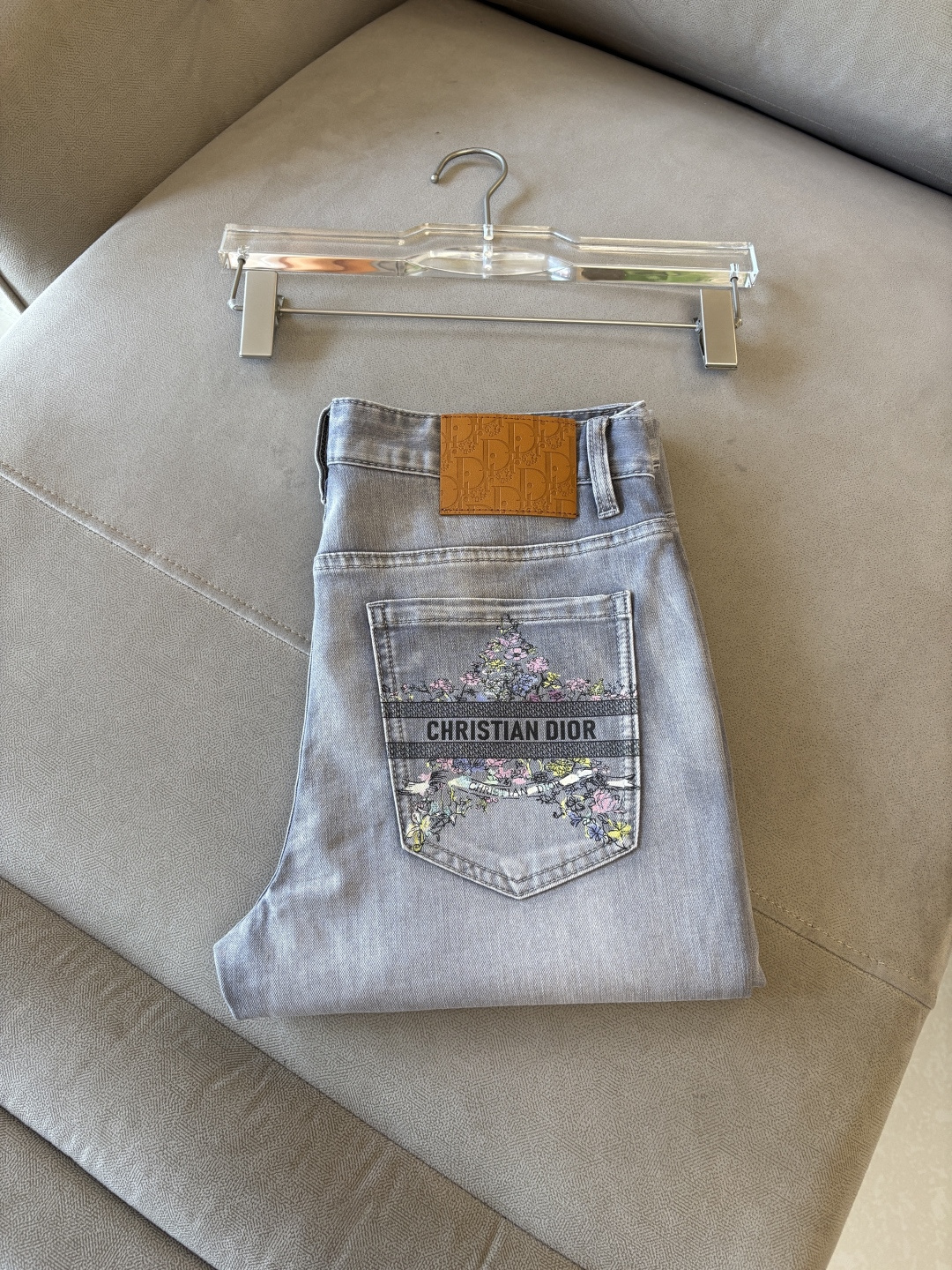 专柜🆕2026春夏设计推荐 热卖牛仔裤🆕柔软亲肤面料 奢华头层牛皮腰牌 经典蓝洗水 专柜限量款 奢华感订