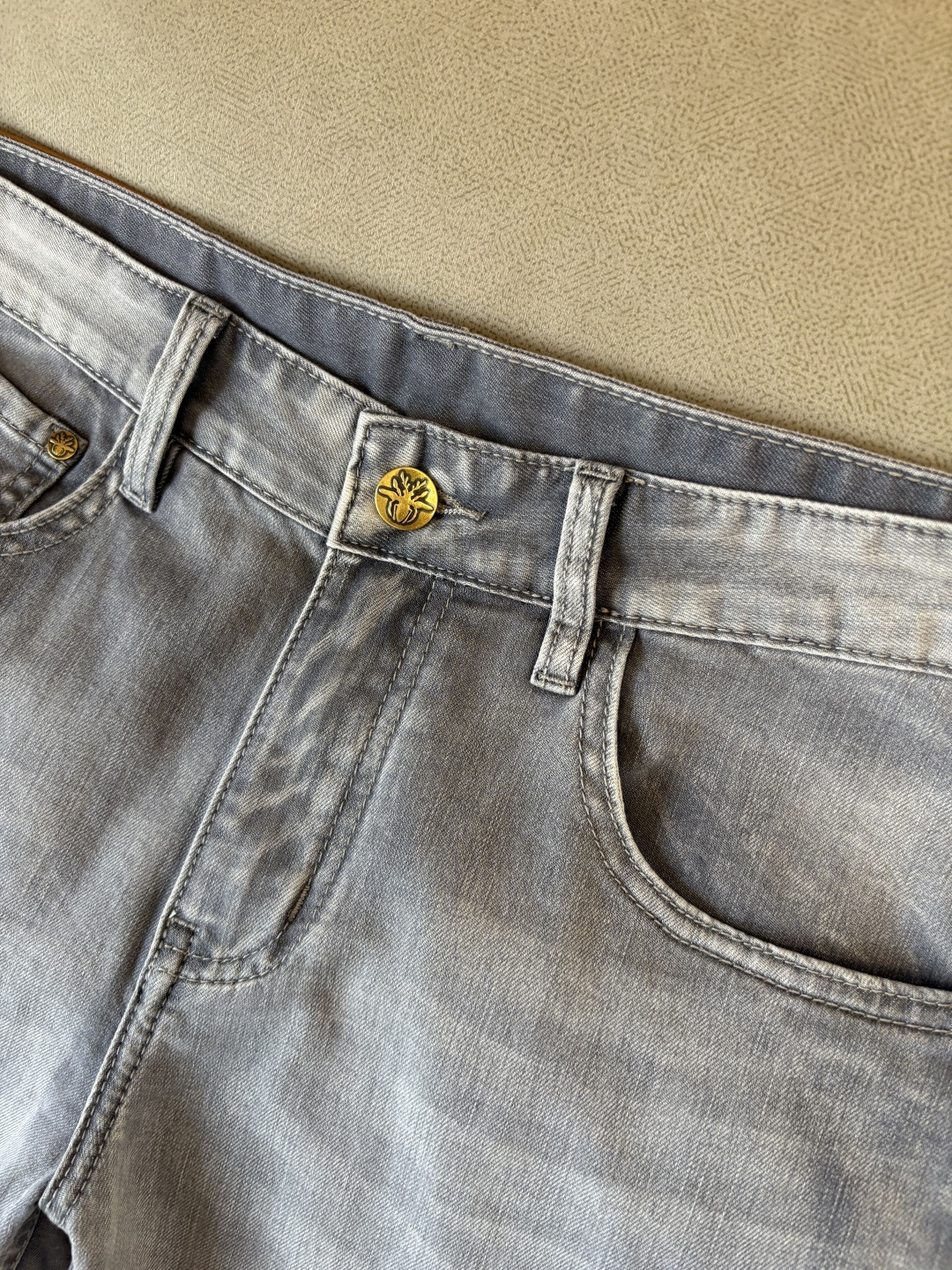 专柜🆕2026春夏设计推荐 热卖牛仔裤🆕柔软亲肤面料 奢华头层牛皮腰牌 经典蓝洗水 专柜限量款 奢华感订