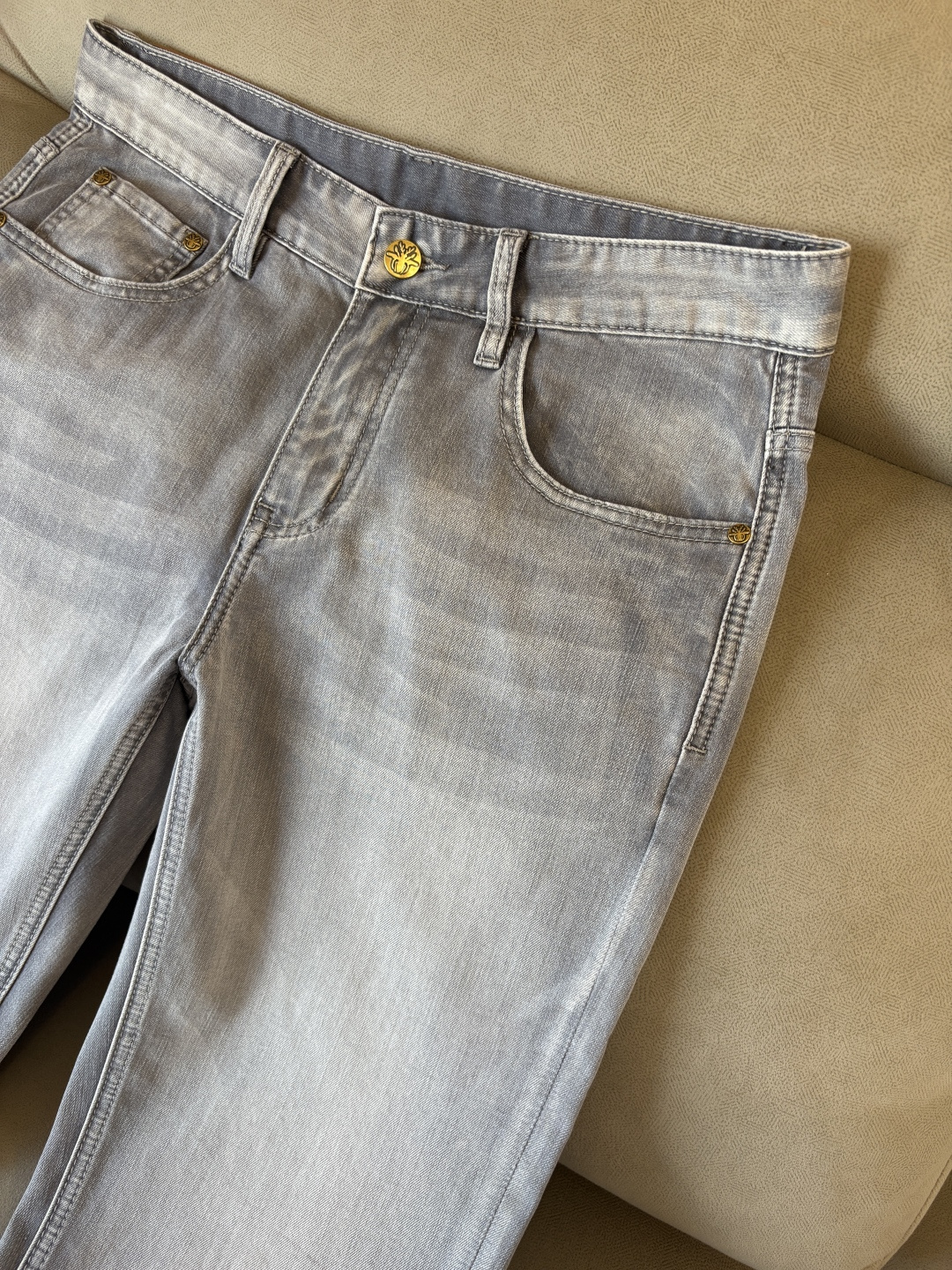 专柜🆕2026春夏设计推荐 热卖牛仔裤🆕柔软亲肤面料 奢华头层牛皮腰牌 经典蓝洗水 专柜限量款 奢华感订