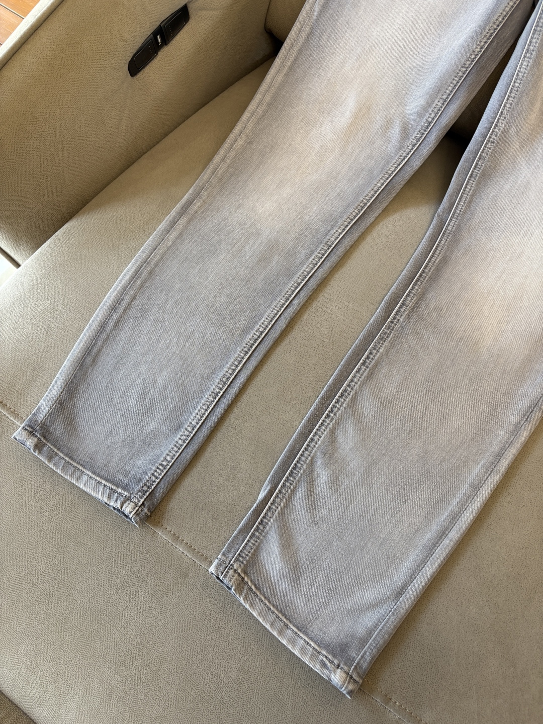 专柜🆕2026春夏设计推荐 热卖牛仔裤🆕柔软亲肤面料 奢华头层牛皮腰牌 经典蓝洗水 专柜限量款 奢华感订