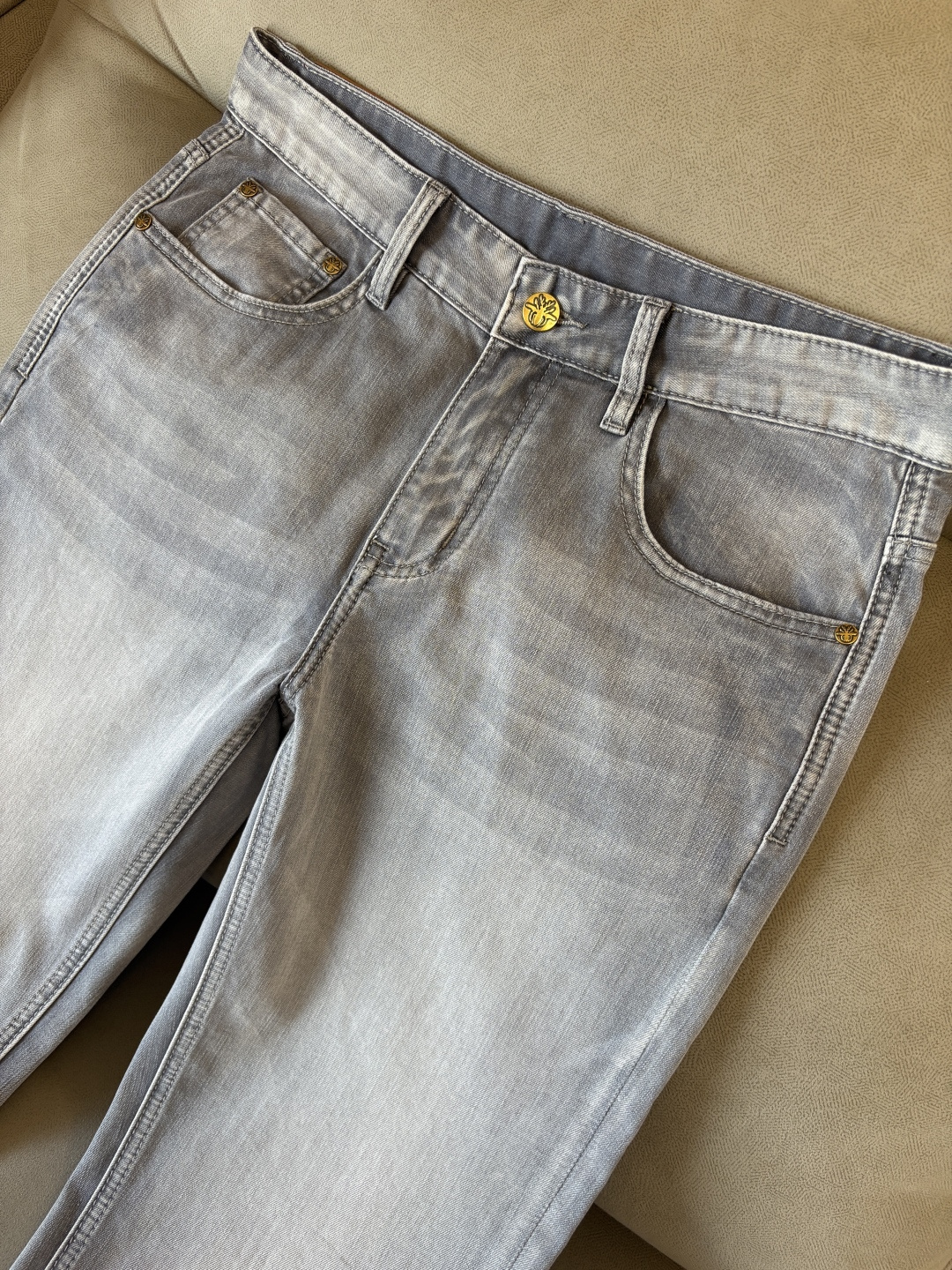 专柜🆕2026春夏设计推荐 热卖牛仔裤🆕柔软亲肤面料 奢华头层牛皮腰牌 经典蓝洗水 专柜限量款 奢华感订