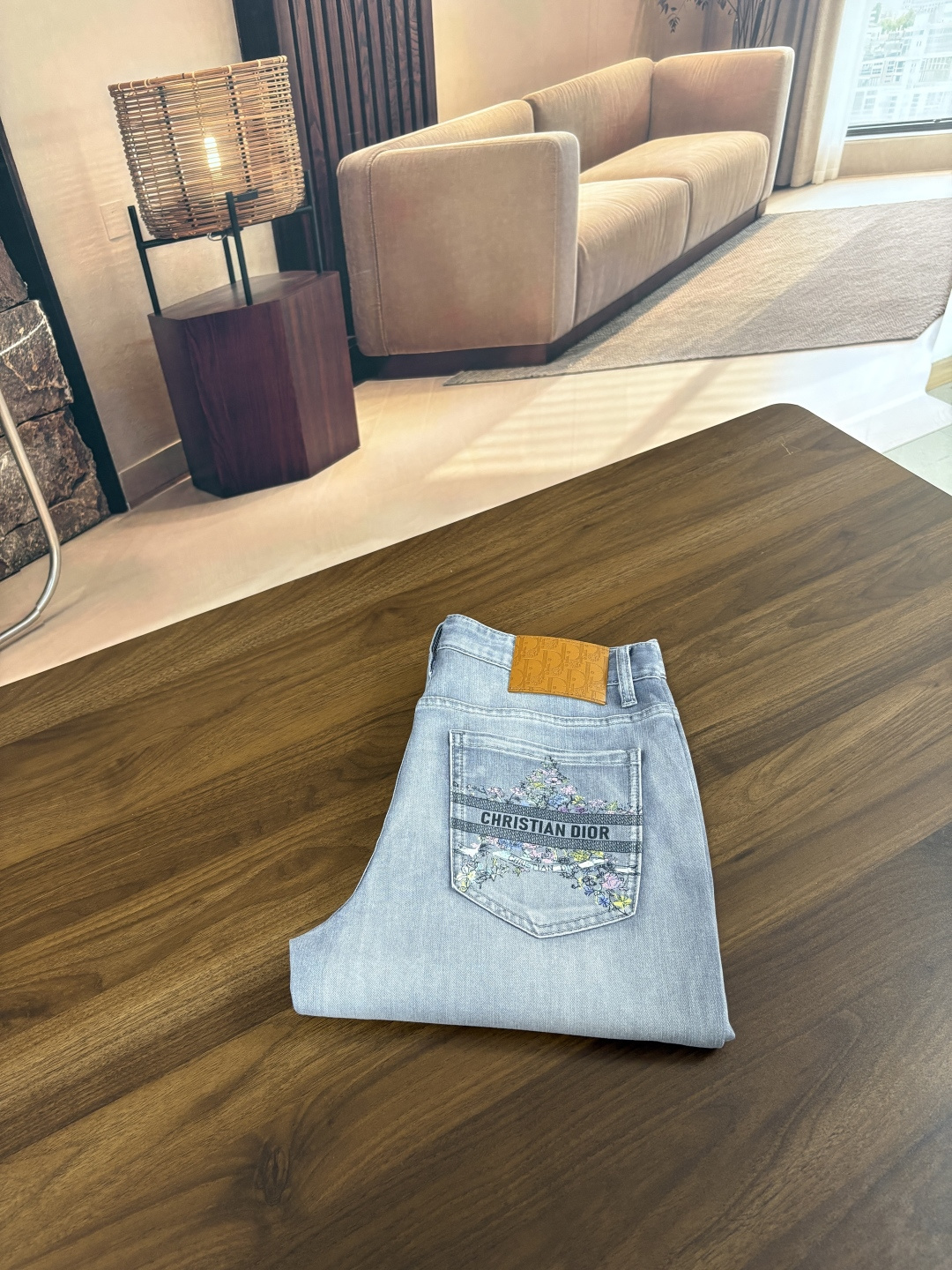 NO:846392,The counter's 2026 spring and summer design recommendations. Hot-selling jeans with soft skin-friendly fabrics. Luxurious first-layer cowhide waist tag. Classic blue wash. Limited edition at the counter. Luxurious custom-made fabrics. Craftsmanship + wash. Foreign trade quality and detail processing. I absolutely love this color. I love it. I love the single color.19860909专柜2026春夏设计推荐 热卖牛仔裤柔软亲肤面料 奢华头层牛皮腰牌 经典蓝洗水 专柜限量款 奢华感订制面料 工艺+洗水外贸品质感细节处理满满到位 这颜色绝对爱了爱了爆单款色系百搭大牛味 弹力修身小直筒裤型 尺码.29-38 无35；37码 FFF001,,jeans,cowhide,,Men's clothing