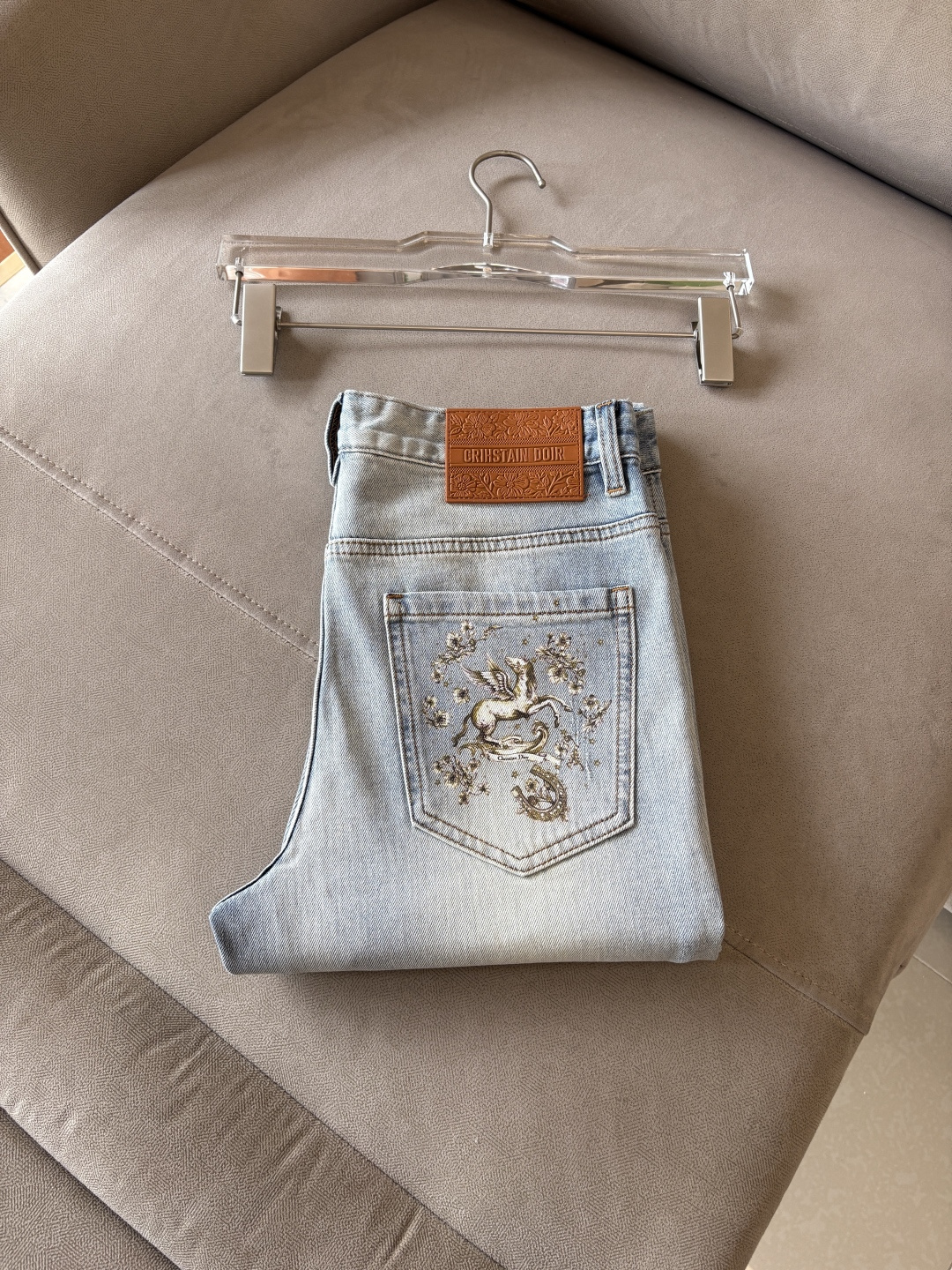 NO:839755,The counter's 2026 spring and summer design recommendations. Hot-selling jeans with soft skin-friendly fabrics. Luxurious first-layer cowhide waist tag. Classic blue wash. Limited edition at the counter. Luxurious custom-made fabrics. Craftsmanship + wash. Foreign trade quality and detail processing. I absolutely love this color. I love it. I love the single color.19860909专柜2026春夏设计推荐 热卖牛仔裤柔软亲肤面料 奢华头层牛皮腰牌 经典蓝洗水 专柜限量款 奢华感订制面料 工艺+洗水外贸品质感细节处理满满到位 这颜色绝对爱了爱了爆单款色系百搭大牛味 弹力修身小直筒裤型 尺码.29-38 无35；37码 FFF001,,jeans,cowhide,,Men's clothing