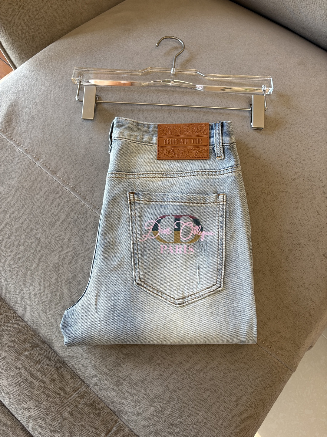 专柜🆕2026春夏设计推荐 热卖牛仔裤🆕柔软亲肤面料 奢华头层牛皮腰牌 经典蓝洗水 专柜限量款 奢华感订