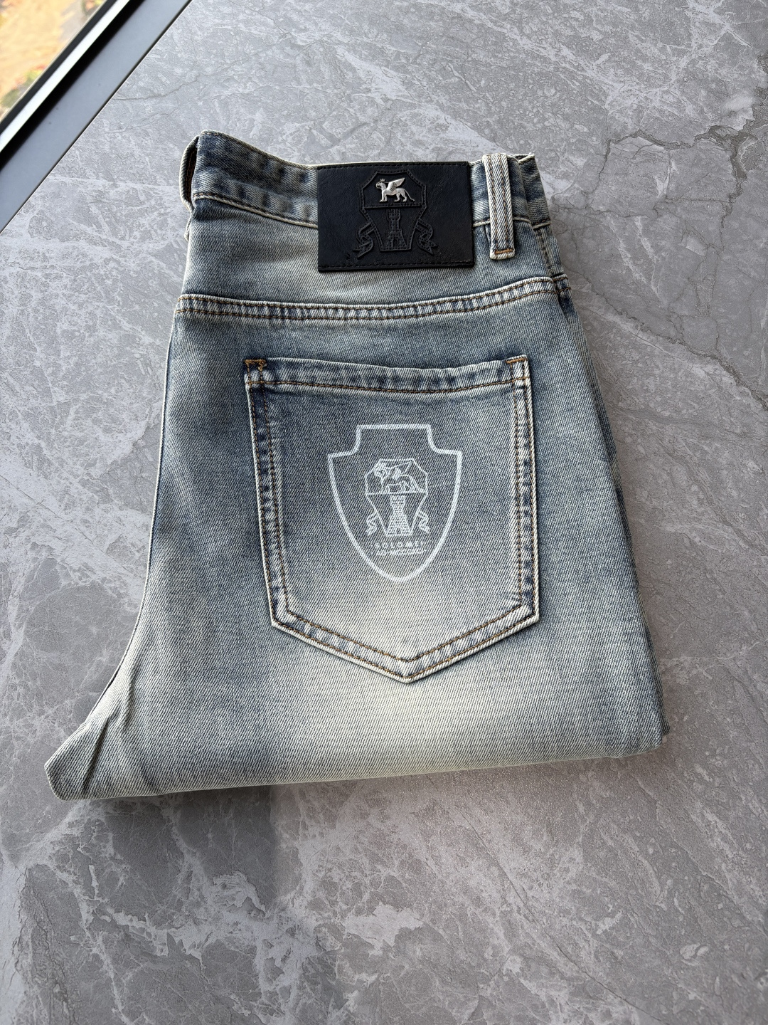 NO:846396,The counter's 2026 spring and summer design recommendations. Hot-selling jeans with soft skin-friendly fabrics. Luxurious first-layer cowhide waist tag. Classic blue wash. Limited edition at the counter. Luxurious custom-made fabrics. Craftsmanship + wash. Foreign trade quality and detail processing. This color is absolutely in love. I love it. The single color is versatile. Big cow flavor. Stretch slim small straight pants size. 29-38. No 35; 37 yards, jeans, cowhide,19860909专柜2026春夏设计推荐 热卖牛仔裤柔软亲肤面料 奢华头层牛皮腰牌 经典蓝洗水 专柜限量款 奢华感订制面料 工艺+洗水外贸品质感细节处理满满到位 这颜色绝对爱了爱了爆单款色系百搭大牛味 弹力修身小直筒裤型 尺码.29-38 无35；37码,,jeans,cowhide,,Men's clothing