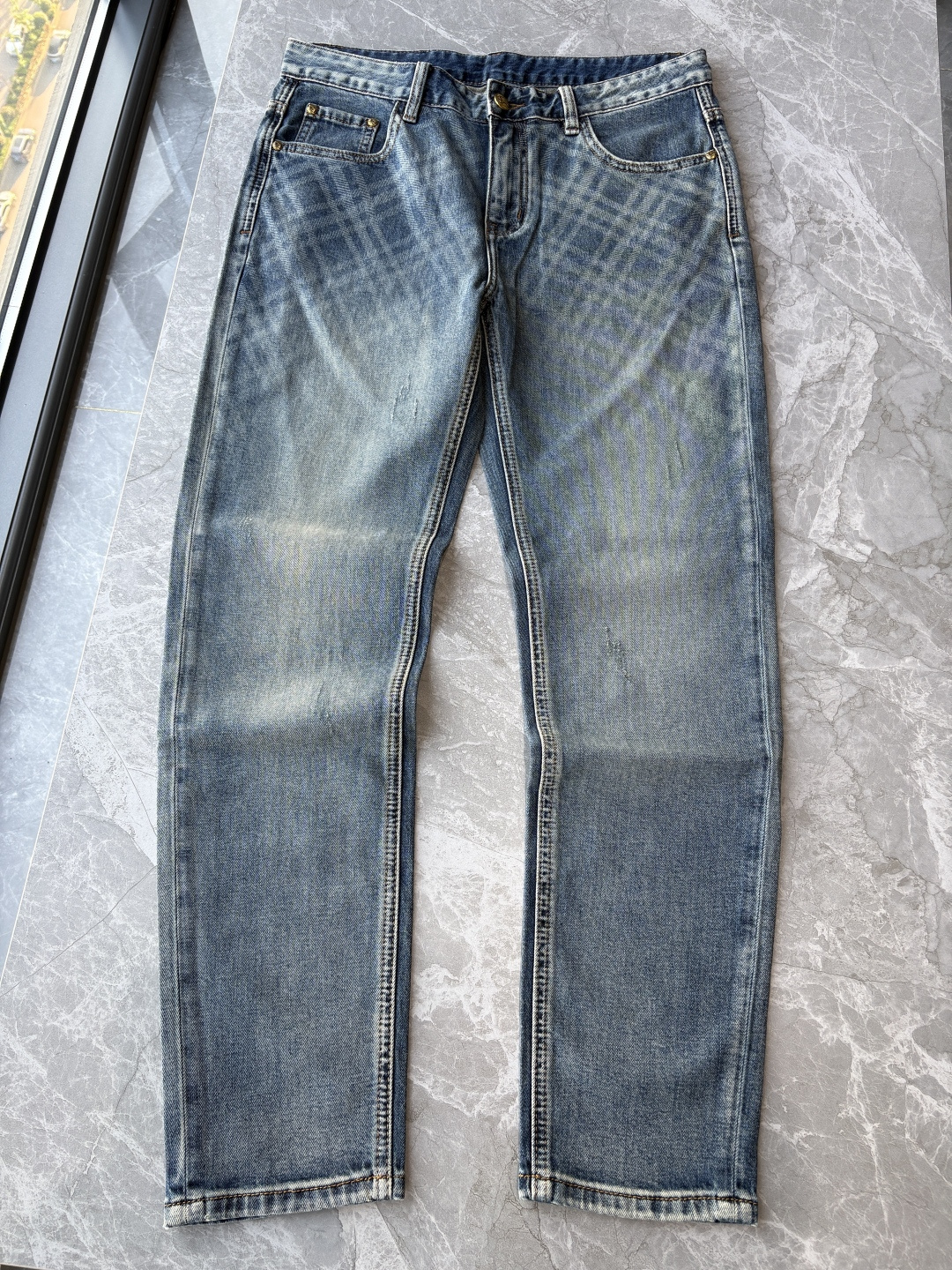专柜🆕2026春夏设计推荐 热卖牛仔裤🆕柔软亲肤面料 奢华头层牛皮腰牌 经典蓝洗水 专柜限量款 奢华感订