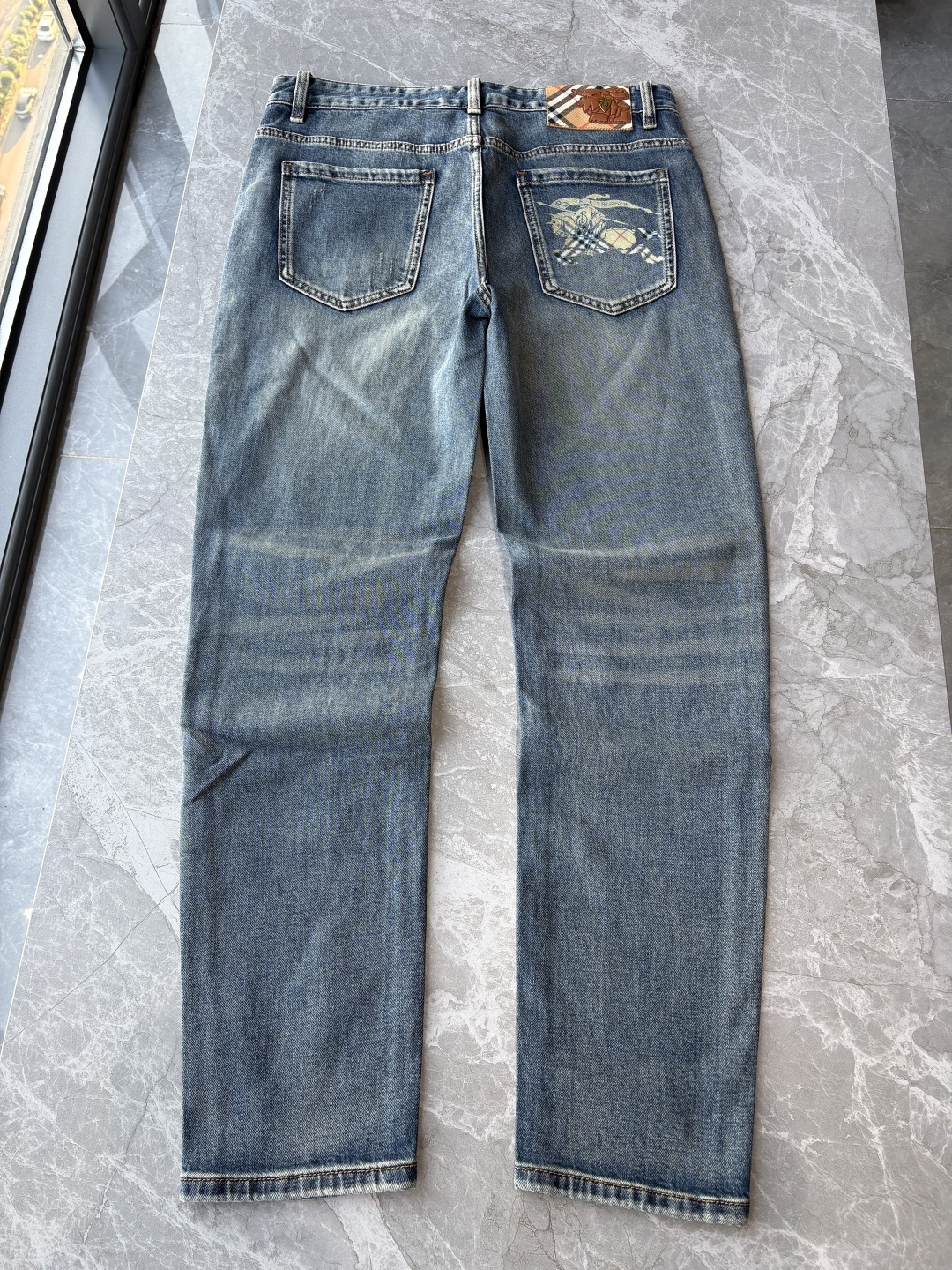 专柜🆕2026春夏设计推荐 热卖牛仔裤🆕柔软亲肤面料 奢华头层牛皮腰牌 经典蓝洗水 专柜限量款 奢华感订