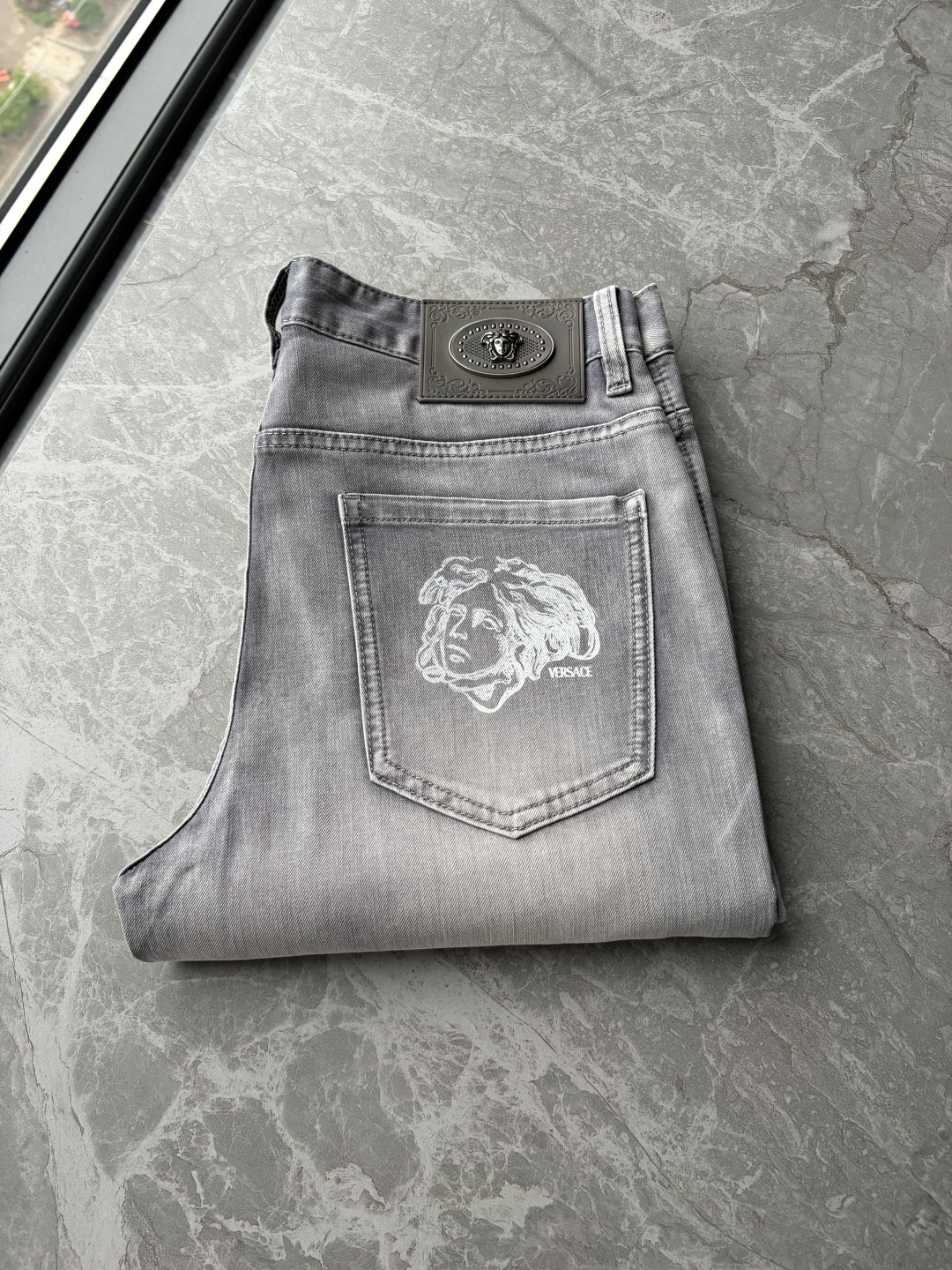 NO:836071,The counter's 2026 spring and summer design recommendations. Hot-selling jeans with soft skin-friendly fabrics. Luxurious first-layer cowhide waist tag. Classic blue wash. Limited edition at the counter. Luxurious custom-made fabrics. Craftsmanship + wash. Foreign trade quality and detail processing. This color is absolutely in love. I love it. The single color is versatile. Big cow flavor. Stretch slim small straight pants size. 29-38. No 35; 37 yards, jeans, cowhide,19860909专柜2026春夏设计推荐 热卖牛仔裤柔软亲肤面料 奢华头层牛皮腰牌 经典蓝洗水 专柜限量款 奢华感订制面料 工艺+洗水外贸品质感细节处理满满到位 这颜色绝对爱了爱了爆单款色系百搭大牛味 弹力修身小直筒裤型 尺码.29-38 无35；37码,,jeans,cowhide,,Men's clothing