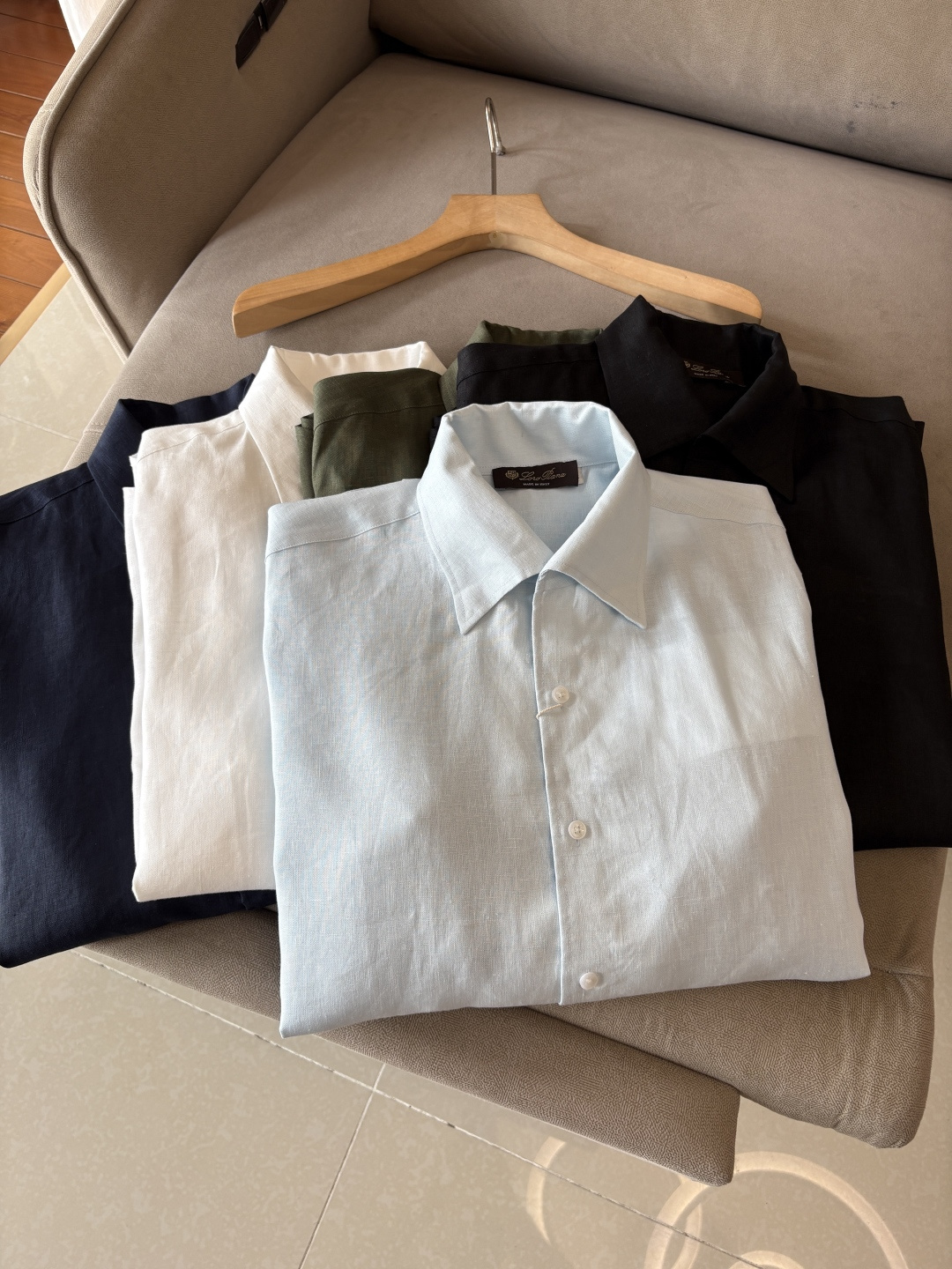NO:839792,Fashion style!  Uniquely designed Cuban collar linen fabric LP long-sleeved shirt] Lp's Cuban collar linen long-sleeved shirt welds the relaxed and high-quality to the body. The 'relaxation ceiling' of summer men's clothing is captured by this Cuban collar linen shirt from EZ. Rejecting the same basic style, the Cuban collar has its own holiday yuppie atmosphere, does not pick on the face shape, and has a lazy and neat line. Unbutton two buttons to wear a casual V-neck effect, suitable for all occasions.  The fabric is made of natural linen, which retains the original breathable texture of linen. It has a cool feeling on the upper body, absorbs moisture and wicks away sweat without making you sweaty, making it refreshing and comfortable to wear in summer. After a special washing process, it feels soft but not collapsed, saying goodbye to the rough feeling of cheap linen. It is not easy to wrinkle and deform after long-term wear, and there is no pressure in daily care.  Details are the soul of a high-end feel. The hem of the shirt is customized with a webbing fastening buckle, which makes it easy to tighten the waist without sewing. It can not only neatly tuck the waist to create a high waistline, but also naturally drape and wear to create a relaxed tone, adapting to a variety of wearing methods. The neat flat stitching and textured resin buckles show LP's quality control in every aspect.  Whether worn alone with trousers to create a sophisticated Italian style, or layered with white T-shirts to create a cool street feel, you can easily control it. One piece unlocks multiple styles in summer and meets the dressing needs of all scenes in your wardrobe. It is an indispensable and versatile item in the spring and summer wardrobe. M-4XL,,loro piana,shirts,19860909时尚潮范儿！独特设计古巴领亚麻面料LP家长袖衬衫】 Lp家古巴领亚麻长袖衬衫,把松弛高级焊在身上. 夏日男装的「松弛感天花板」,被EZ家这件古巴领亚麻衬衫拿捏了.拒绝千篇一律的基础款,古巴领自带的度假雅痞氛围,不挑脸型,自带慵懒利落的线条感,解开两颗扣子就能穿出随性的V领效果,适配所有场合. 面料选用天然亚麻,保留了亚麻原生的透气肌理,上身自带凉感,吸湿排汗不闷汗,夏天穿也清爽无负担.经过特殊水洗工艺处理,触感软而不塌,告别廉价亚麻的粗糙感,久穿也不易起皱变形,日常打理毫无压力. 细节是高级感的灵魂.衬衫下摆定制了织带固定扣,轻松实现免缝收腰,既能利落塞腰打造高腰线,也能自然垂落穿出松弛调性,适配多种穿法.利落的平缝走线,搭配质感树脂扣,每一处都透着LP家对品质的把控. 无论是单穿搭配西裤打造意式轻熟风,还是叠穿白T打造潮酷街头感,都能轻松驾驭.一件解锁夏日多种风格,承包你衣柜里所有场景的穿搭需求,是春夏衣橱里不可或缺的百搭单品.M-4XL,,loro piana,shirts,,Men's clothing